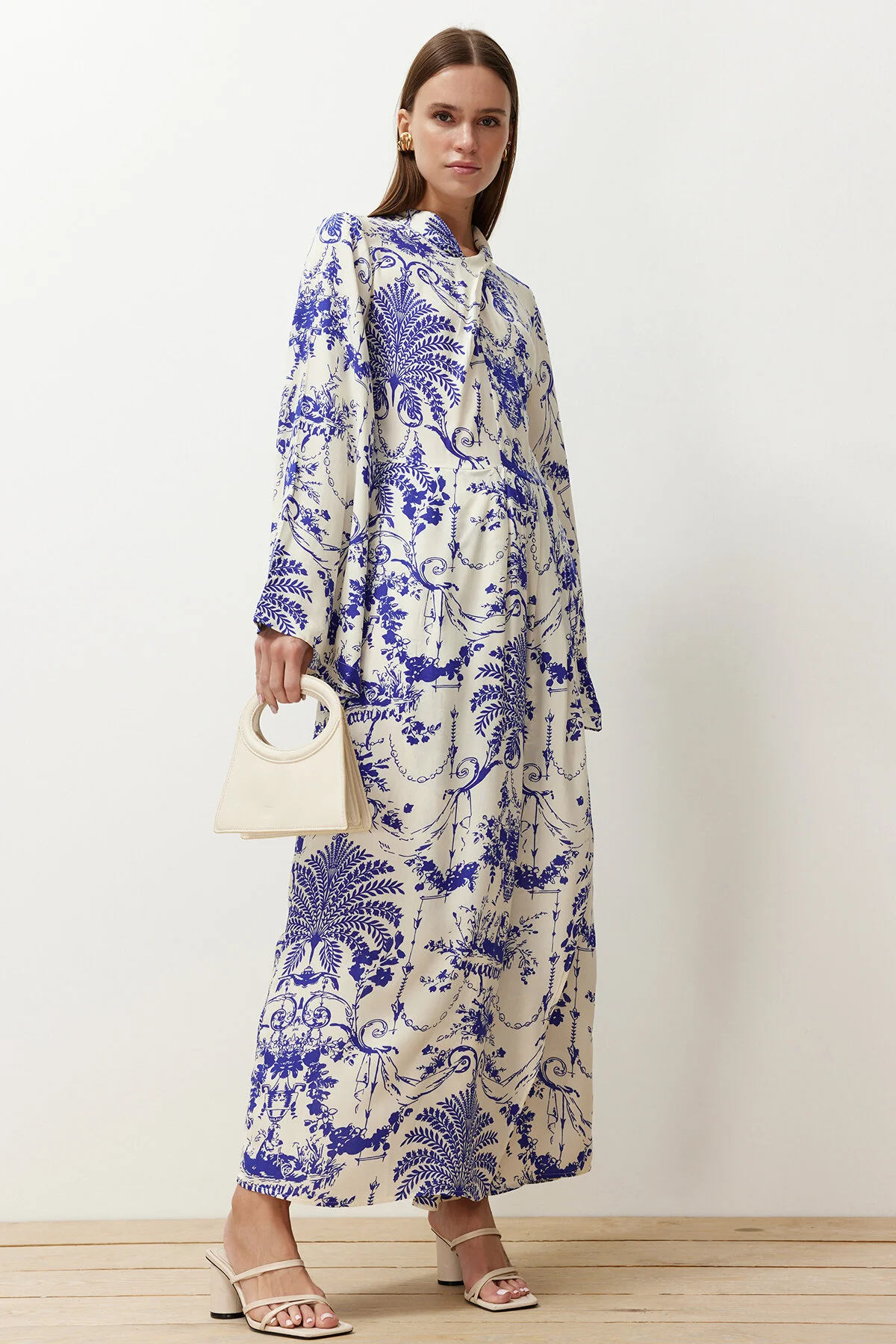 Trendyol Modest  Marineblaues Kleid aus Viskosegewebe mit weiten Ärmeln und gemustertem Kragen TCTSS23EB00234