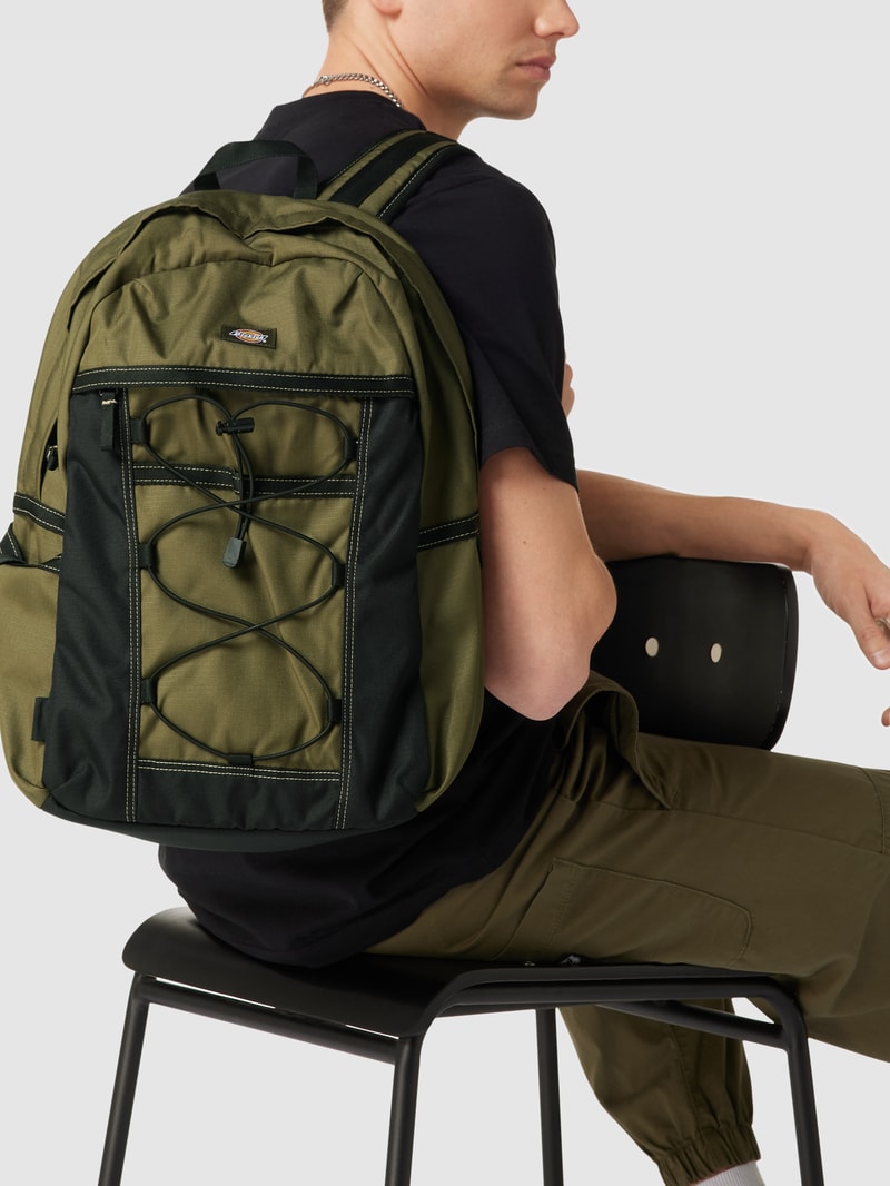 Rucksack mit Label-Patch in khaki