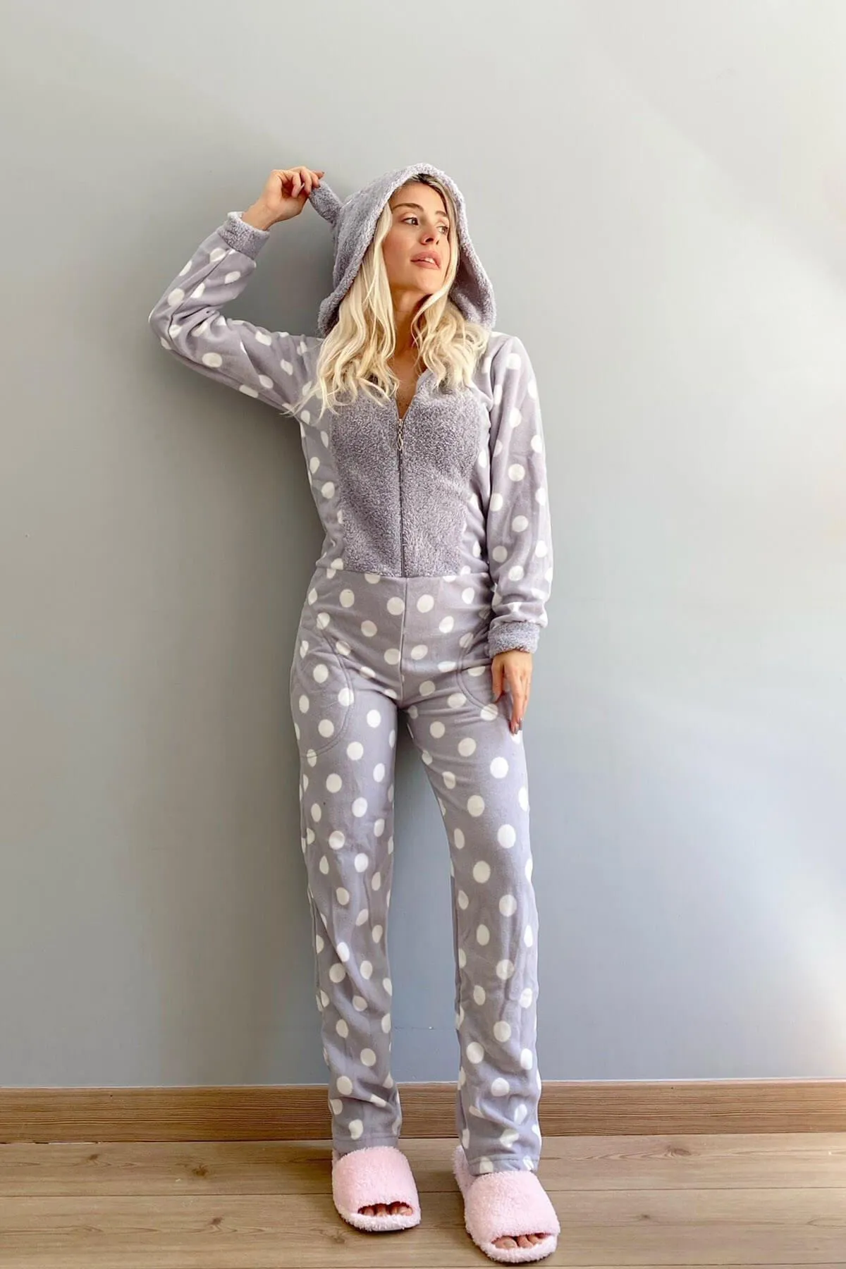 Pijamaevi  Grau gepunkteter Damen-Overall-Pyjama aus Fleece-Plüsch