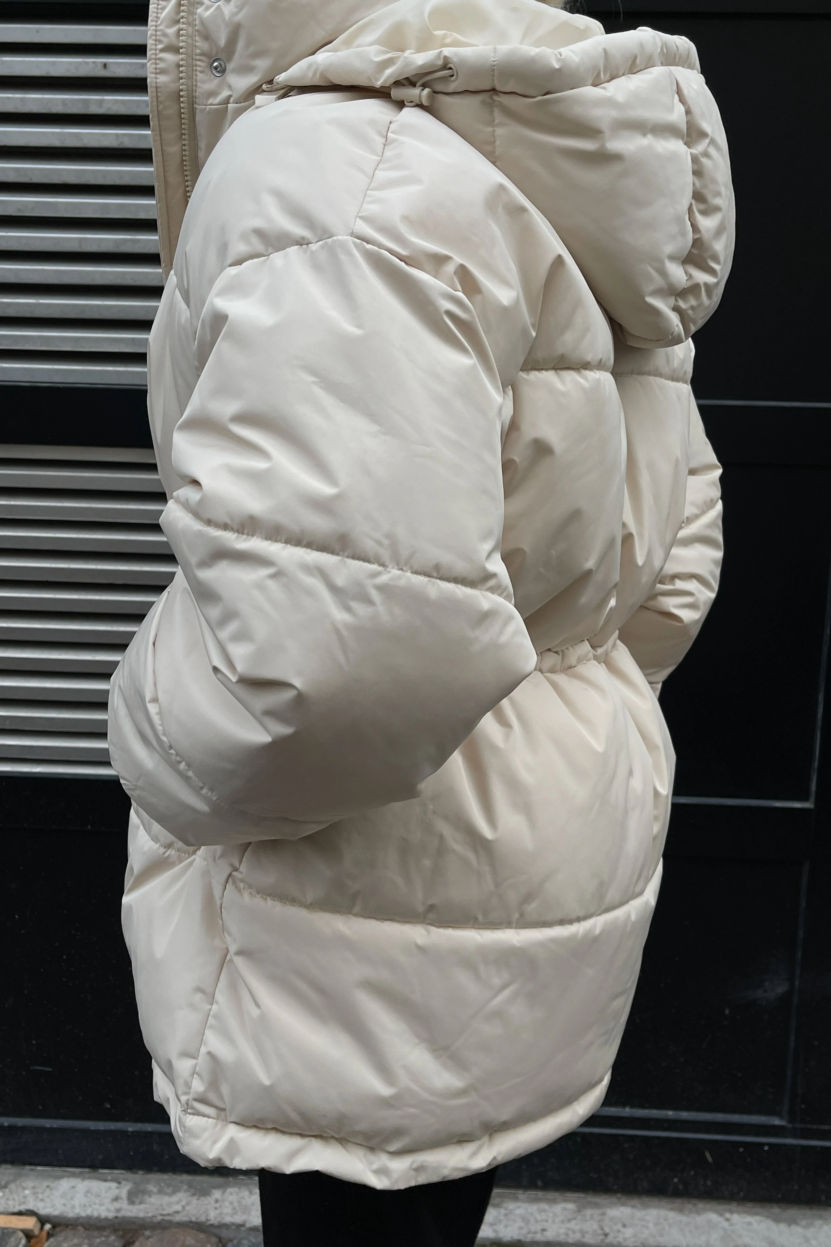 Recycelte gefütterte Jacke mit Kordelzug an der Taille