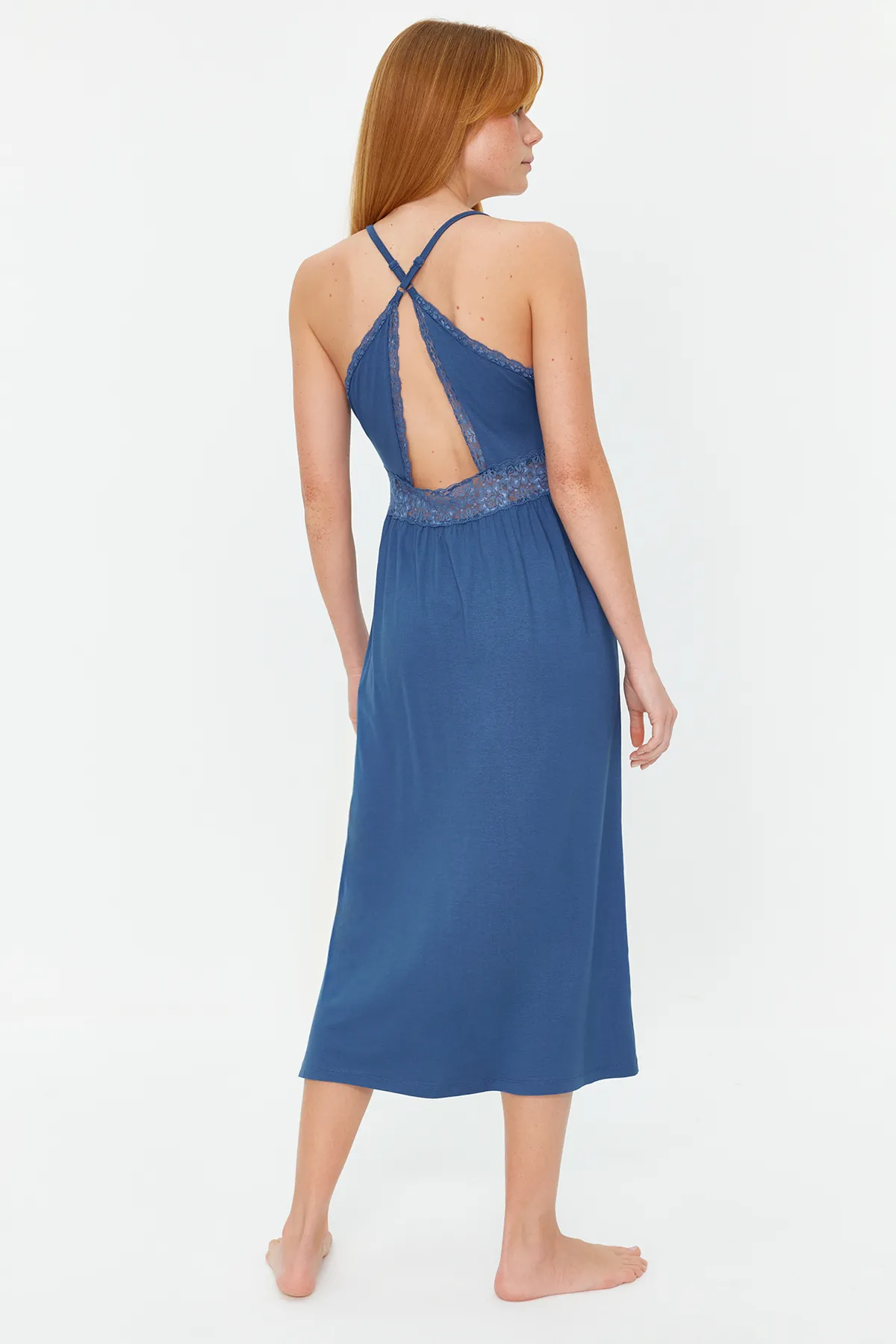 Trendyol Collection  Blaues Strick-Nachthemd mit Spitze und Schlitz am Rücken THMAW20GC0001