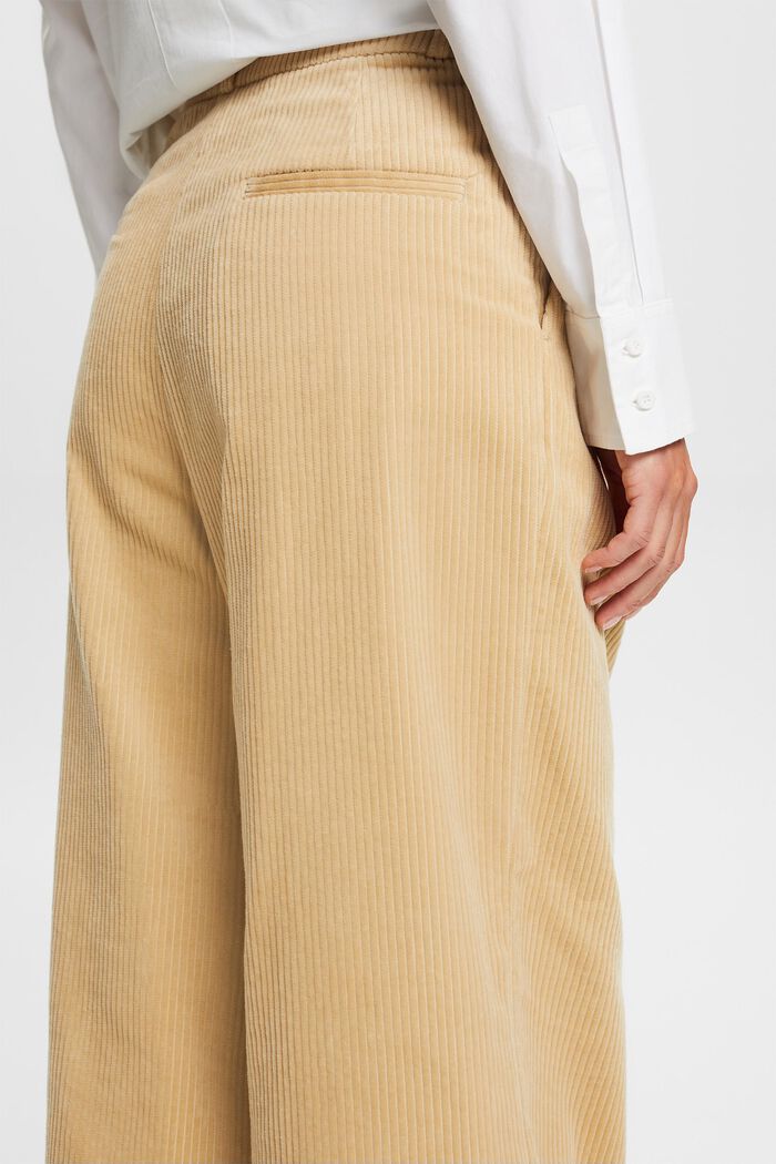 Cordhose mit weitem Bein und mittelhohem Bund