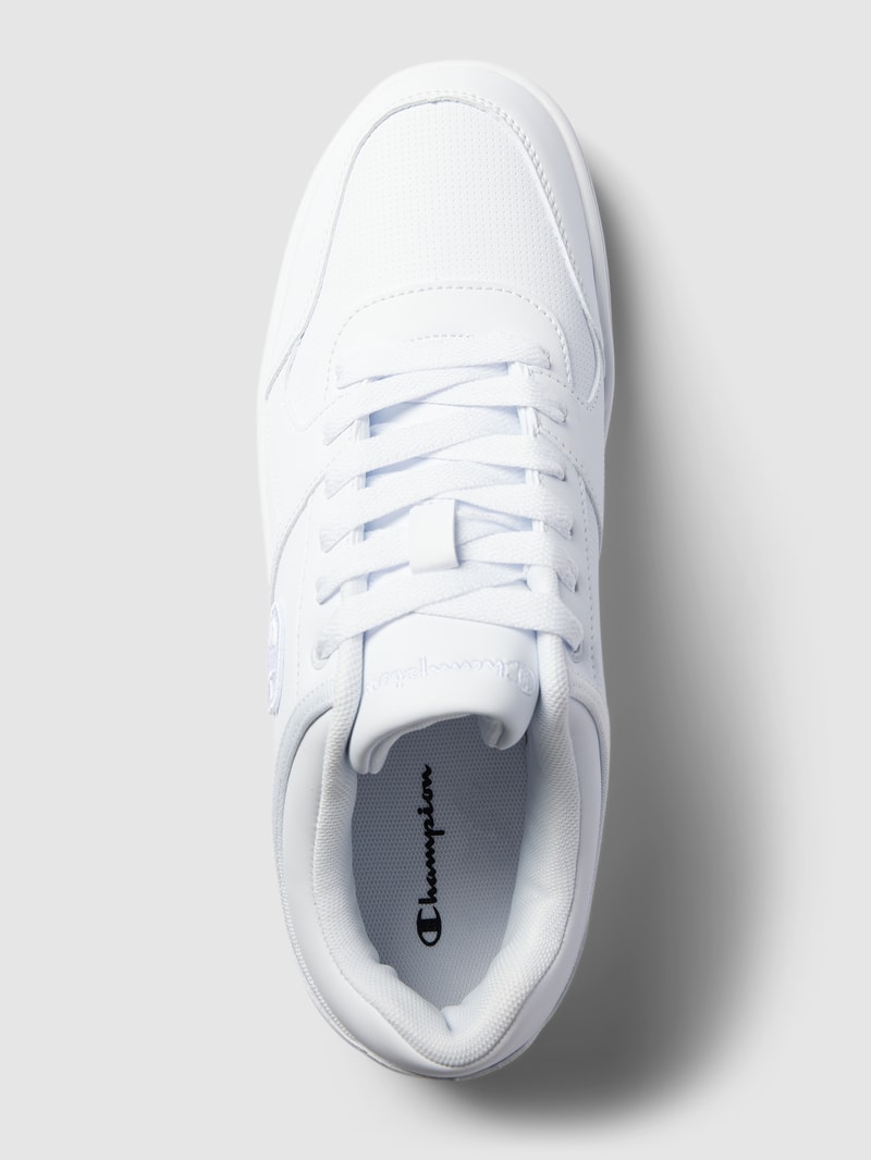 Sneaker mit Label-Detail in weiß