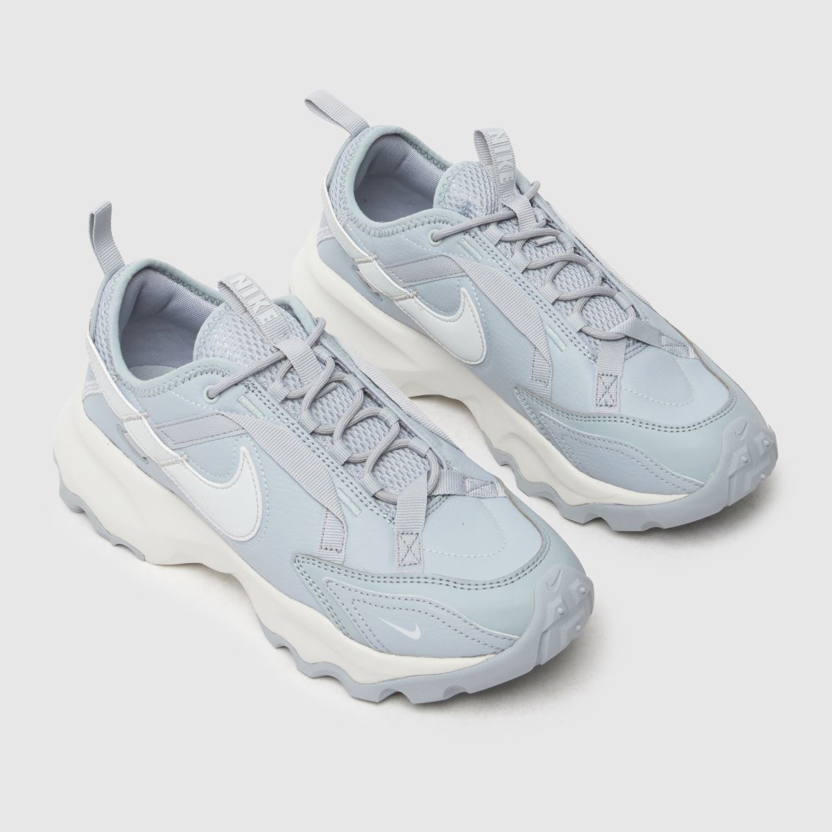 Športni copati Nike TC 7900 v svetlo sivi barvi