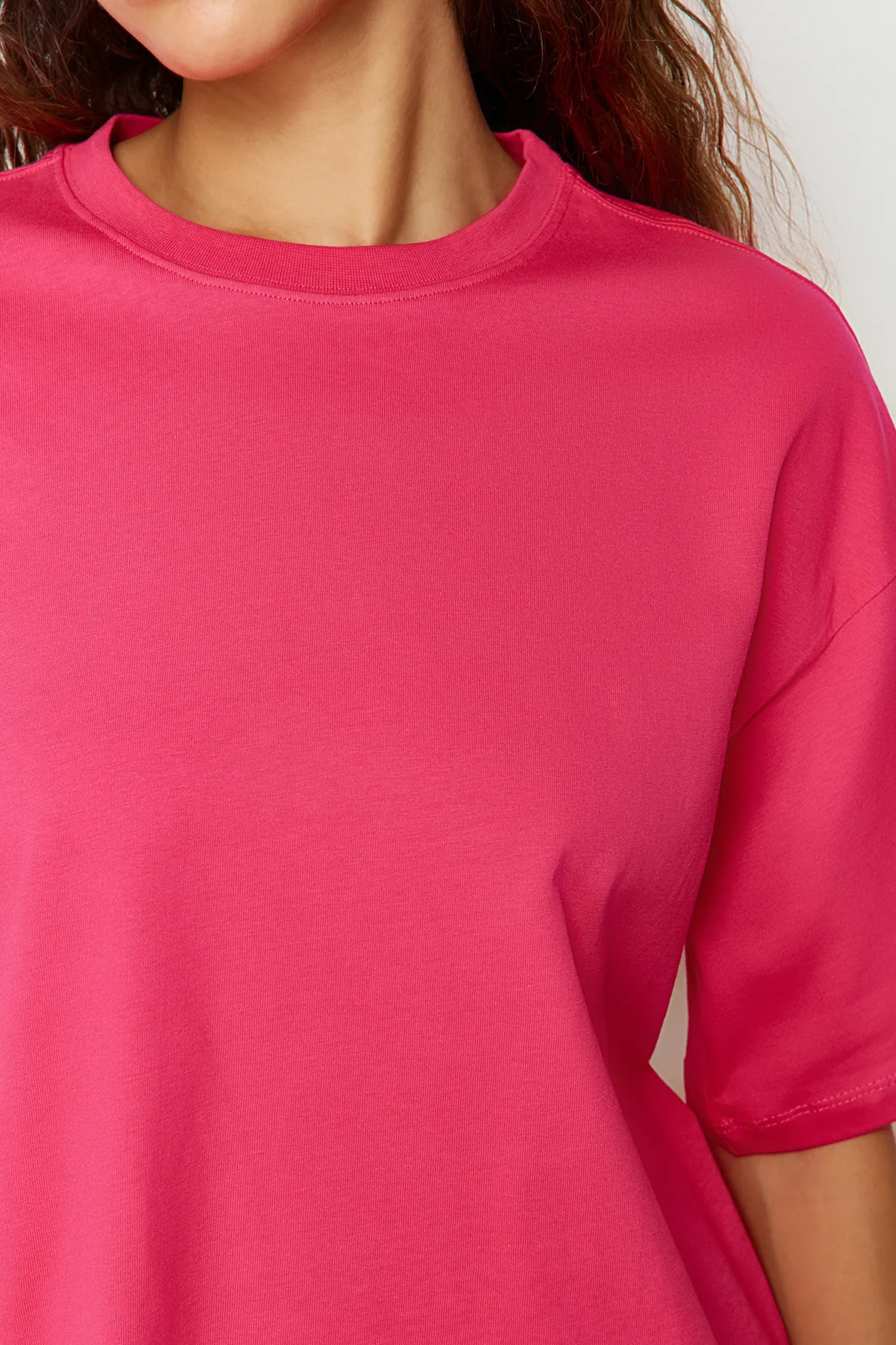 Trendyol Collection  Fuchsiafarbenes Premium-Strick-T-Shirt aus 100 % Baumwolle in Übergröße/weiter Passform mit Rundhalsausschnitt TWOSS23TS00040