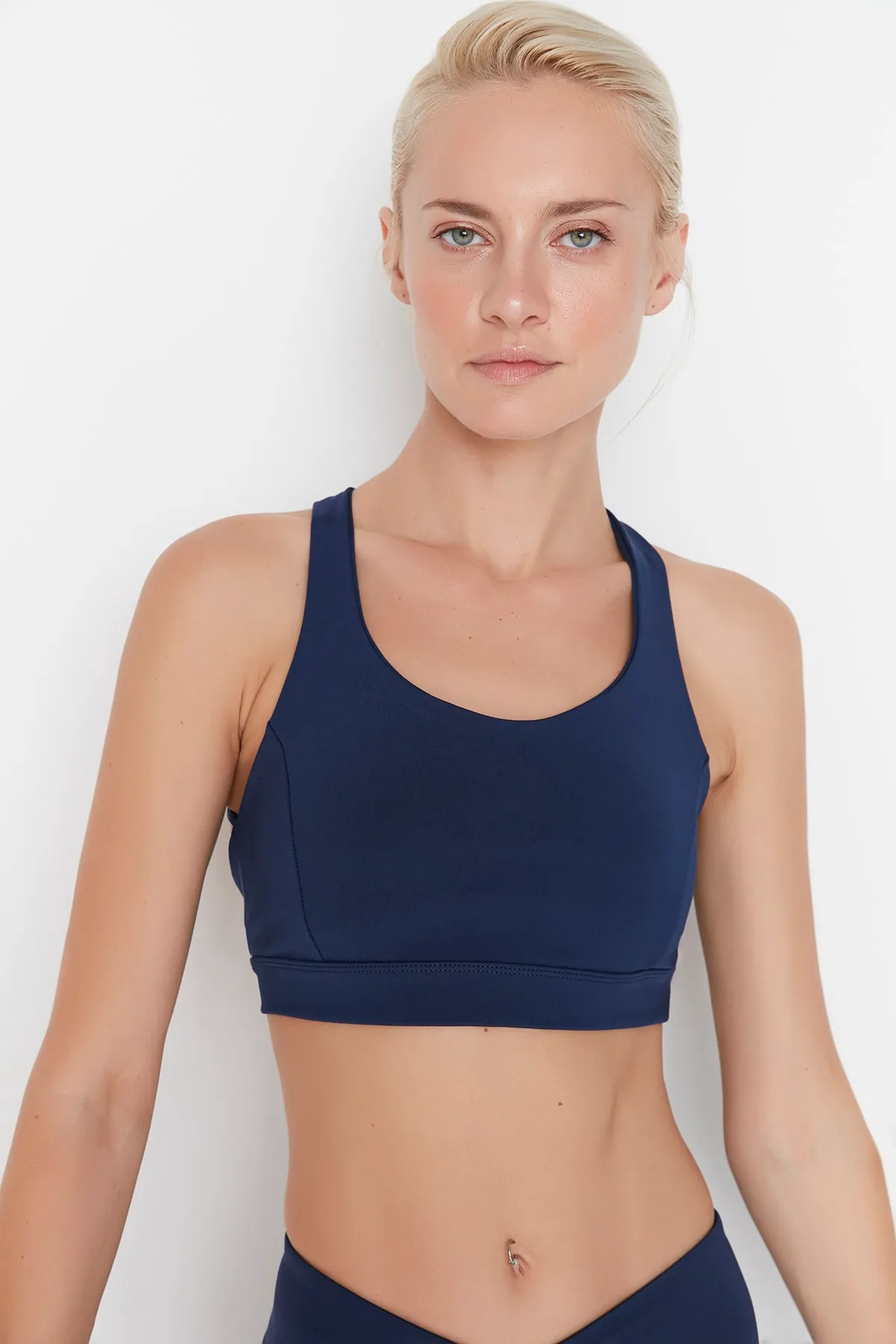 Trendyol Collection  Marineblauer Strick-Sport-BH mit Stütz-/Styling-Rücken und überkreuzten Seilträgern TWOAW23SS00000