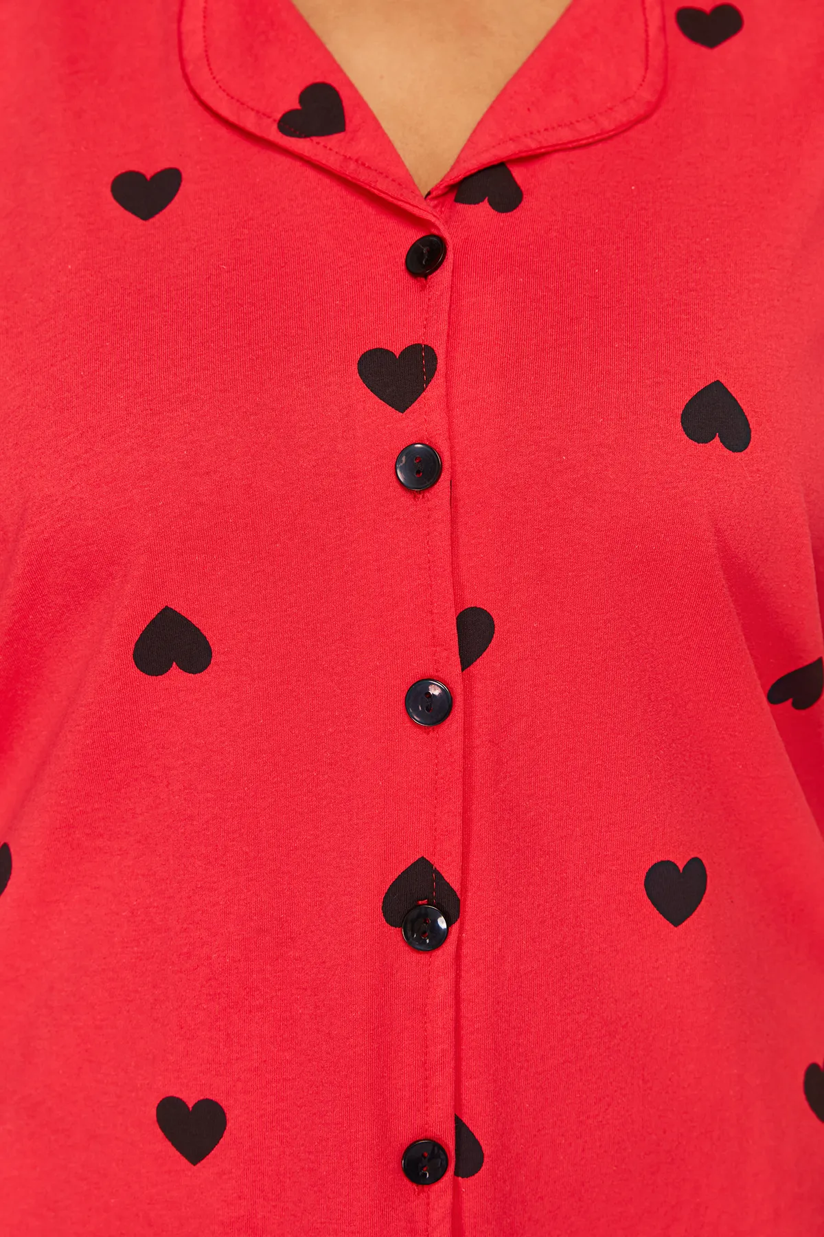 Trendyol Curve  Rotes Pyjama-Set aus Strick mit Herzmuster TBBSS24AI00026