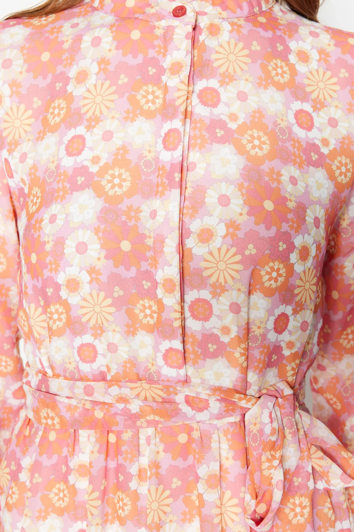 Trendyol Modest  Rosa Kleid aus gewebtem Chiffon mit Blumenmuster, Gürtel, Stehkragen und Futter TCTSS21EL3346