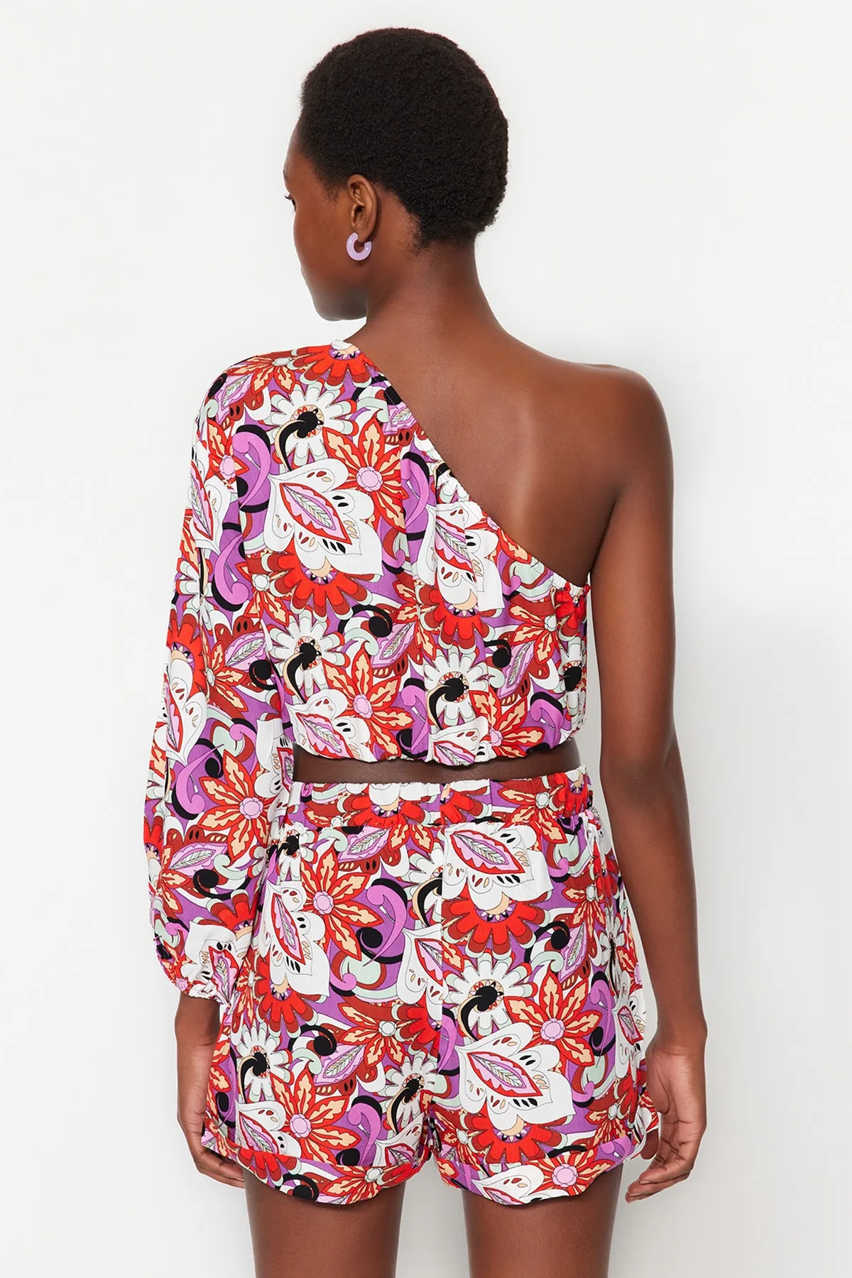 Trendyol Collection  Gewebtes One-Shoulder-Bluse-Shorts-Set mit Blumendruck TBESS21AU0077