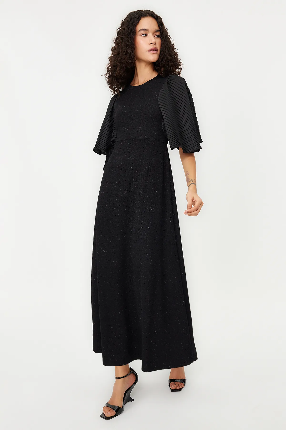 Trendyol Modest  Schwarzes, glitzerndes, elegantes Abendkleid mit Fledermausärmeln TCTSS24DB00042