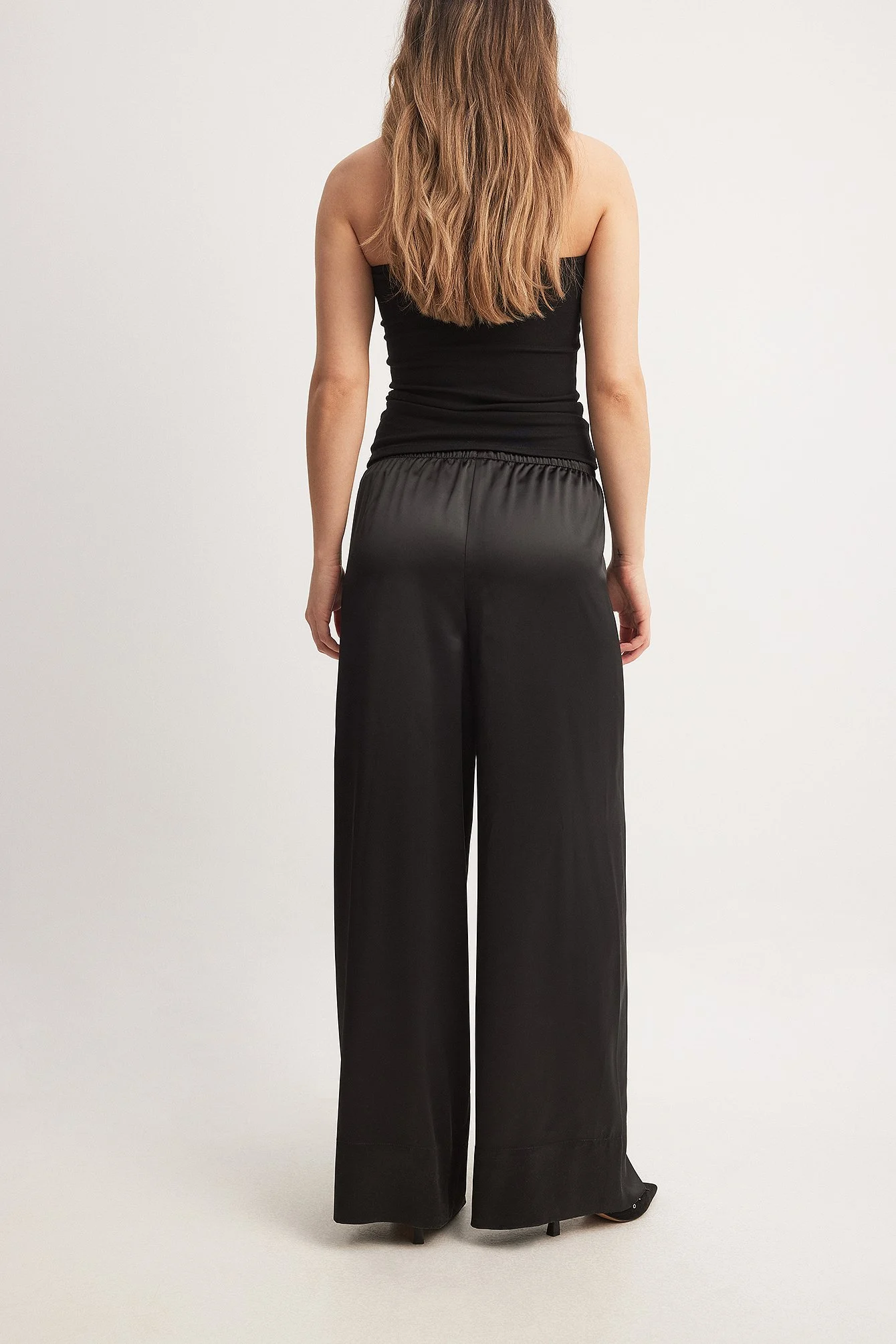 Satin-Hose mit elastischer Taille und mittelhohem Bund