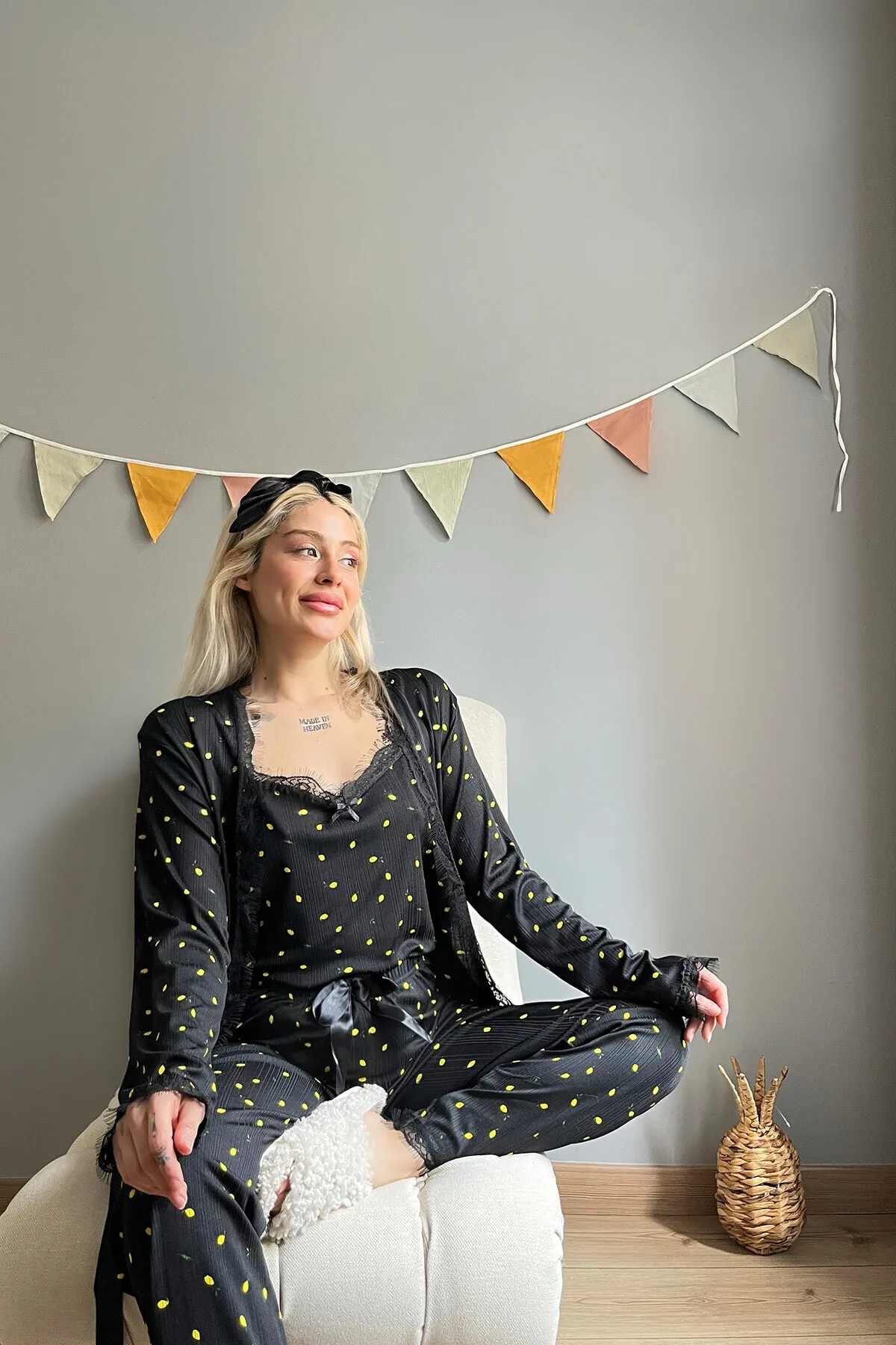 Pijamaevi  Pegasus-Pyjama-Set mit Mini-Morgenmantel mit Zitronenmuster