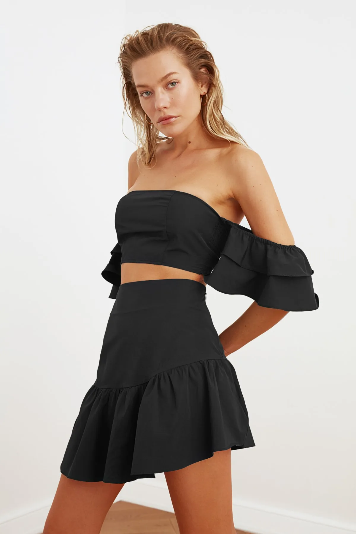 Trendyol Collection  Schwarzes Set aus Strandoberteil und -unterteil aus Popeline mit Carmenkragen und Volant TBESS20AU0071