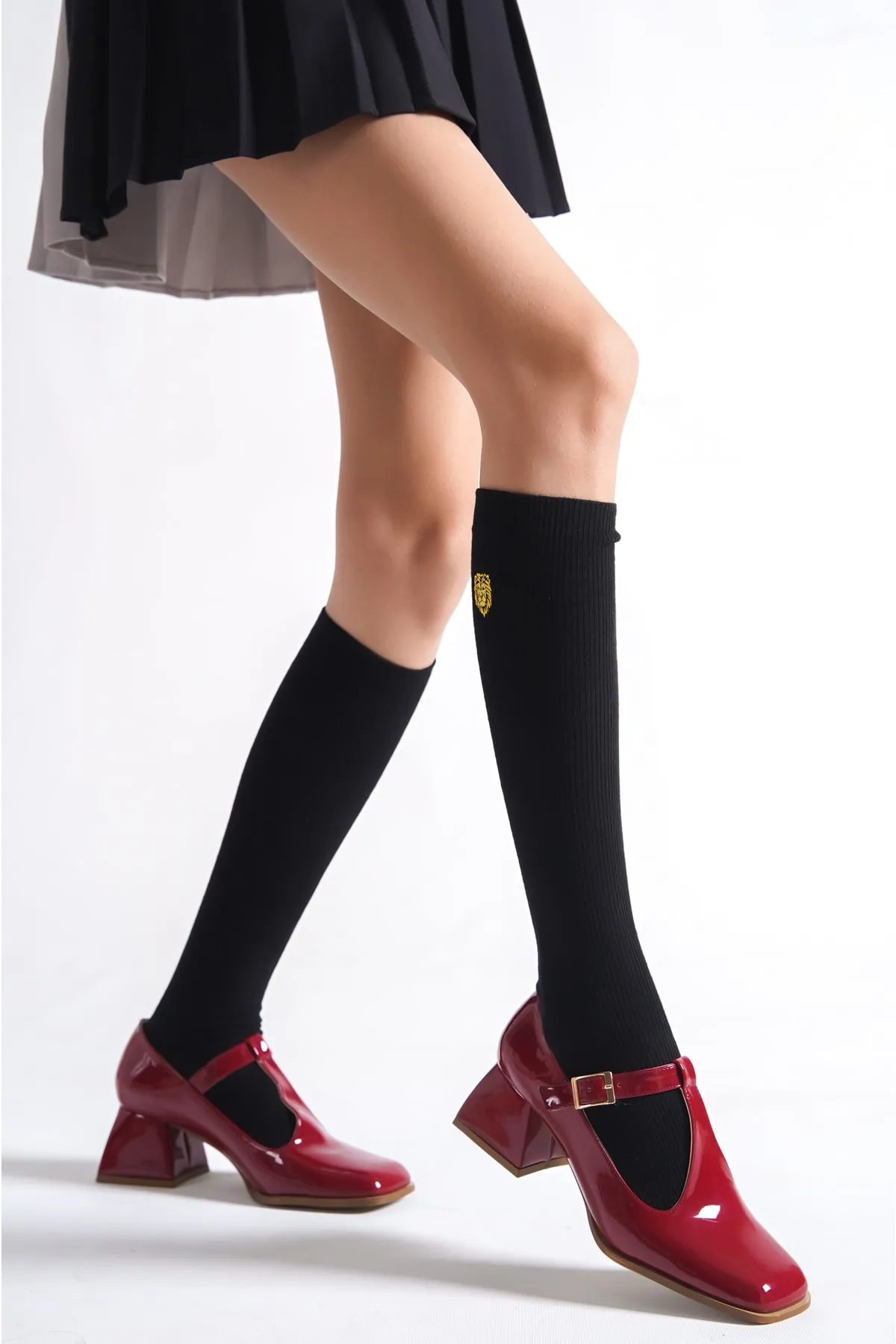 Capone Outfitters  Capone Damenschuhe aus Lackleder mit stumpfer Zehenpartie und T-Riemen mit mittelhohem Absatz in Weinrot
