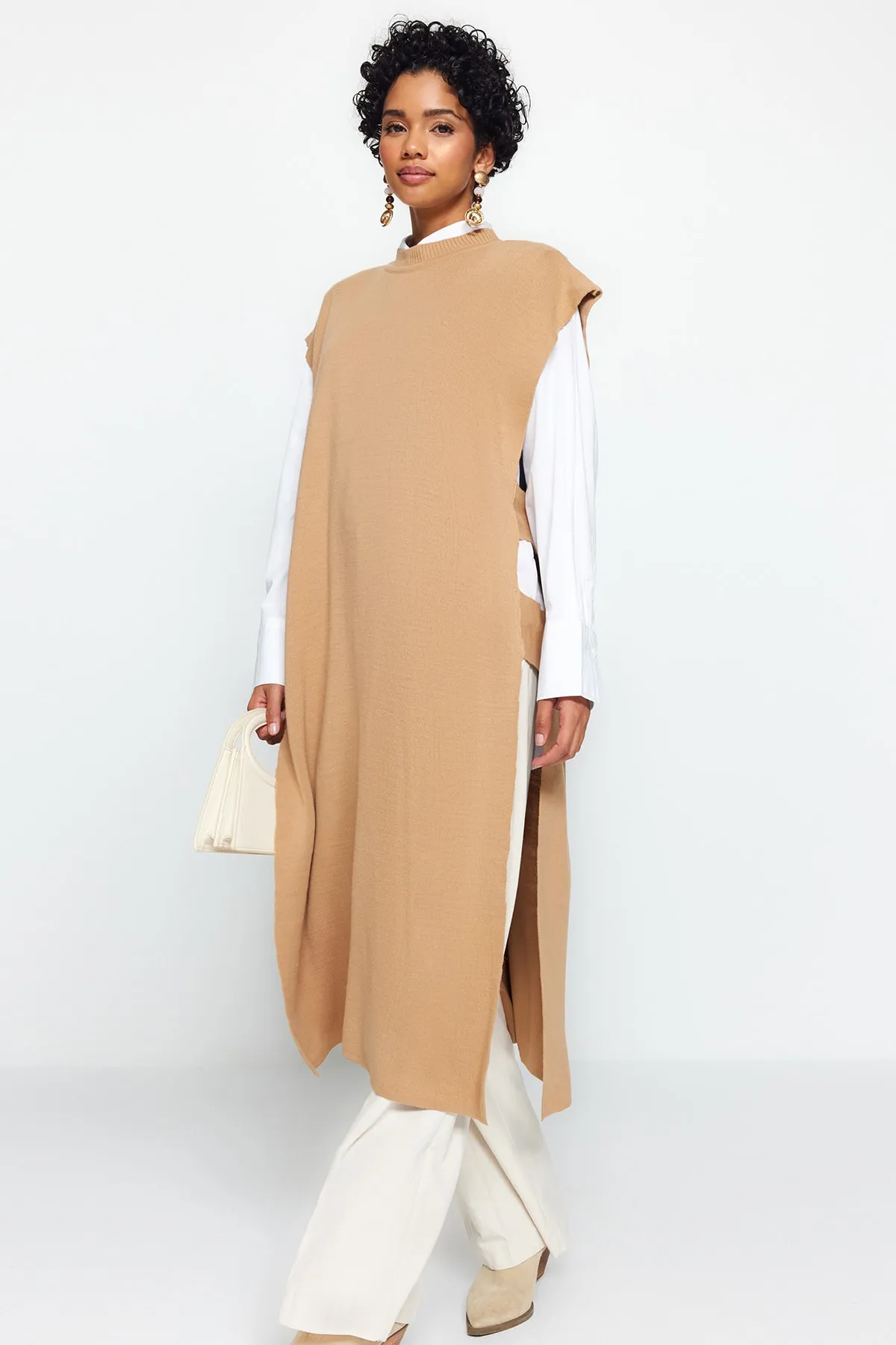 Trendyol Modest  Langer Strickpullover mit beigem Seitenband und detailliertem Detail TCTAW24UV00025