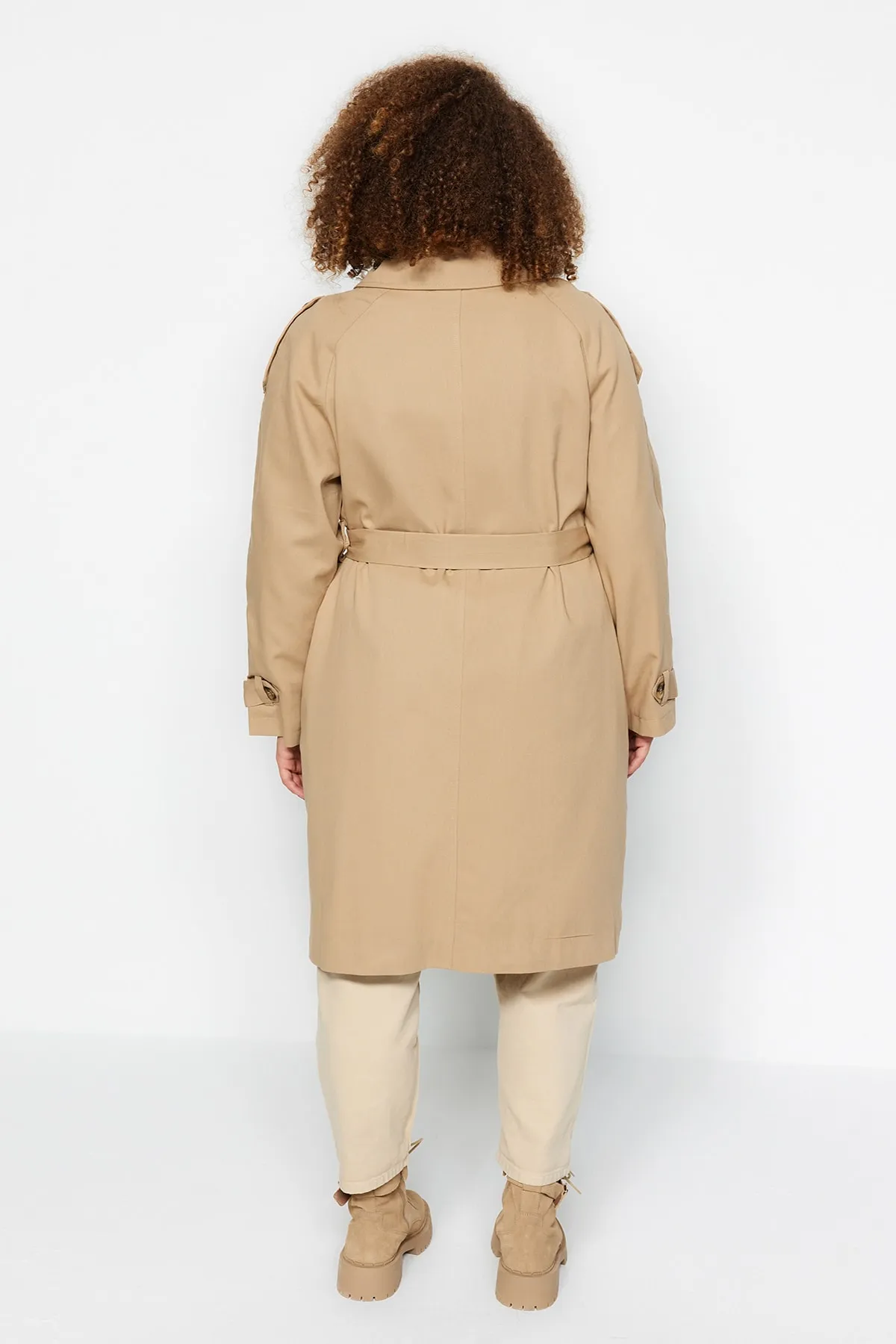 Trendyol Curve  Hellkhakifarbener Gabardine-Trenchcoat mit Gürtel TBBAW24BM00002