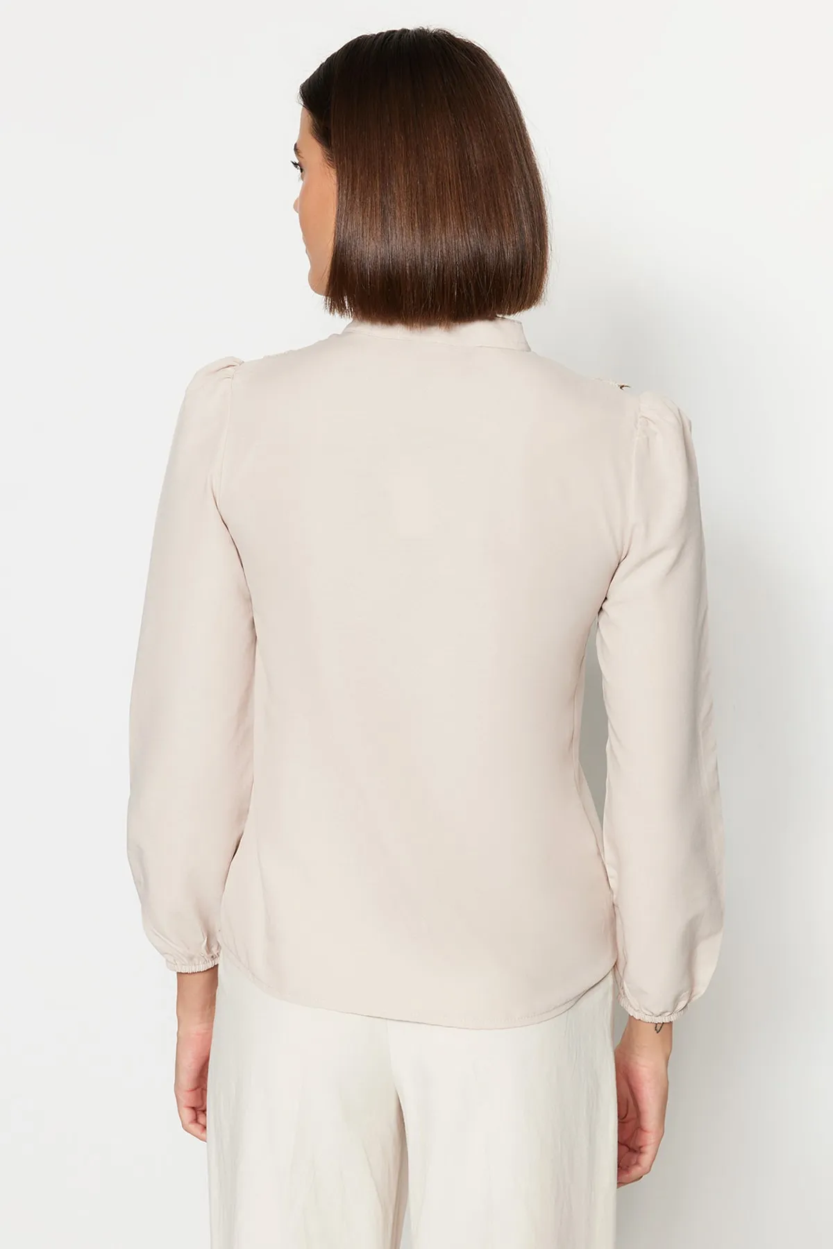 Trendyol Collection  Beiges Hemd aus gewebter Baumwolle mit Spitze TWOSS20GO0044