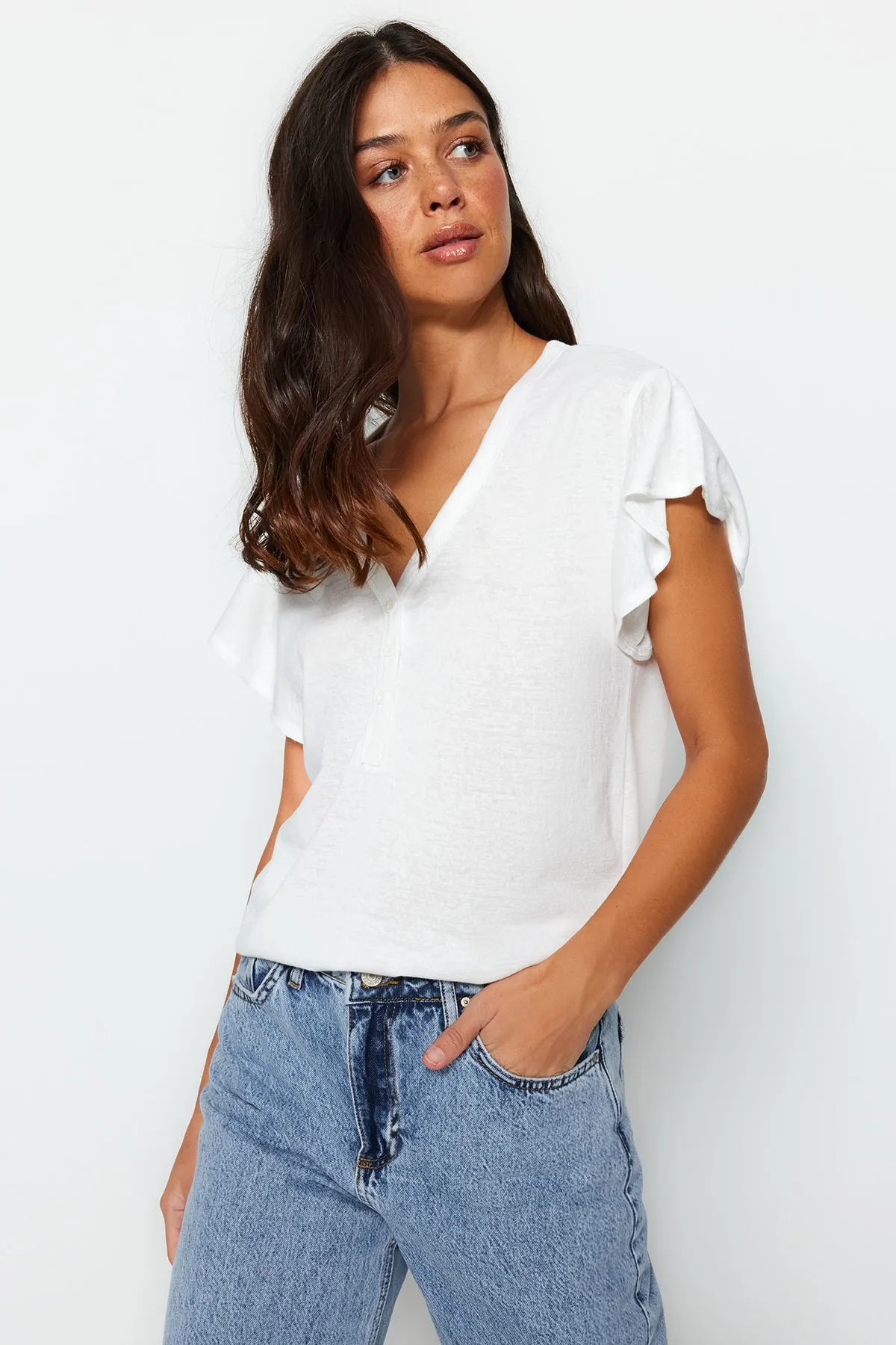 Trendyol Collection  Weißes, geknöpftes Basic-Strick-T-Shirt in Leinenoptik mit V-Ausschnitt und Rüschenärmeln TWOSS23TS00382