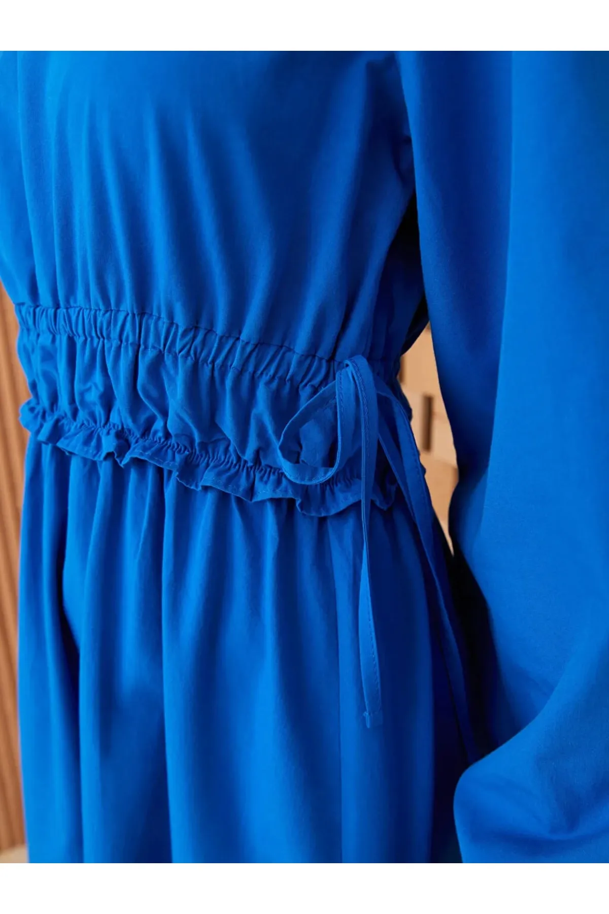 LC Waikiki  Lcw Modest Damenkleid aus Popeline mit geradem Rundhalsausschnitt und langen Ärmeln