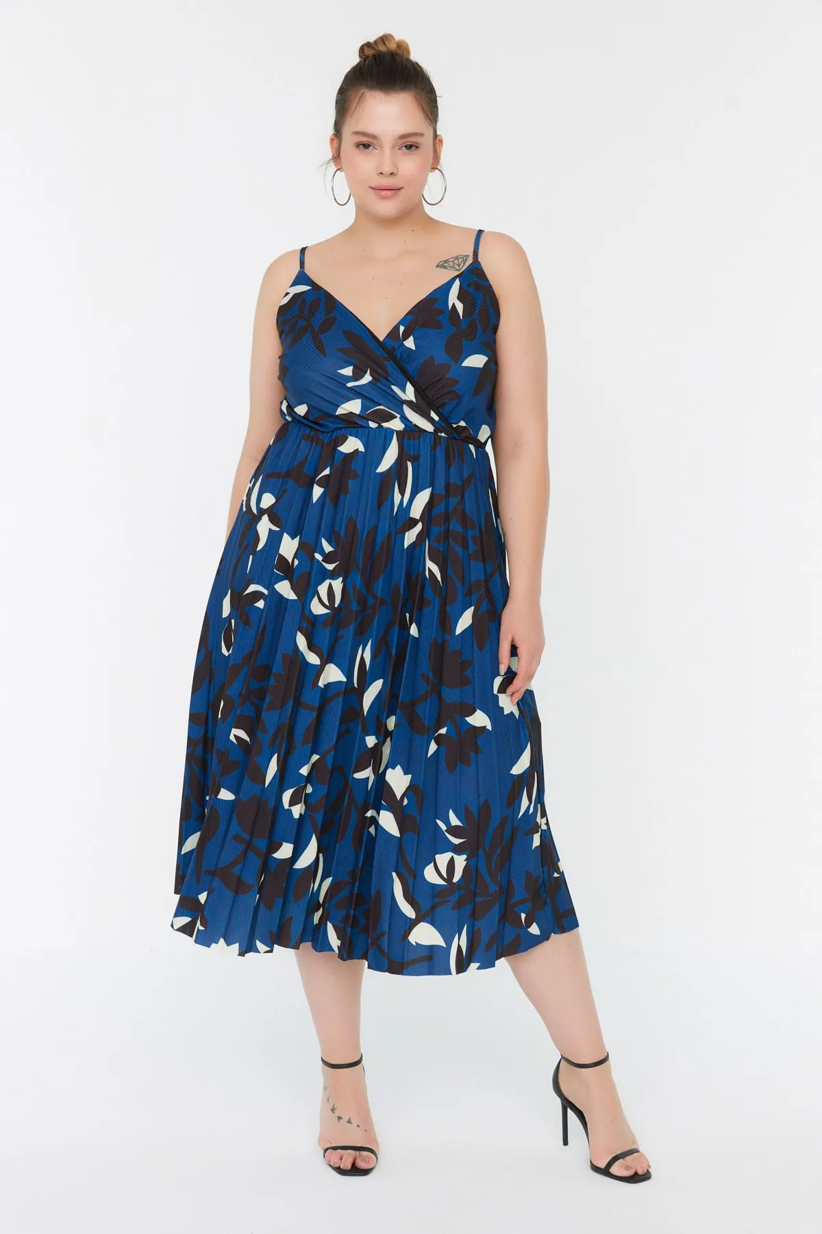 Trendyol Curve  Blaues A-Linien-Strickkleid mit zweireihigem Kragen und Blumenmuster TBBSS22AH00000