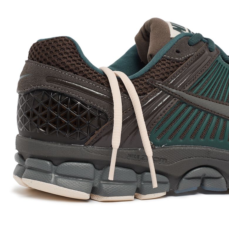 NIKE Wmns Zoom Vomero 5 