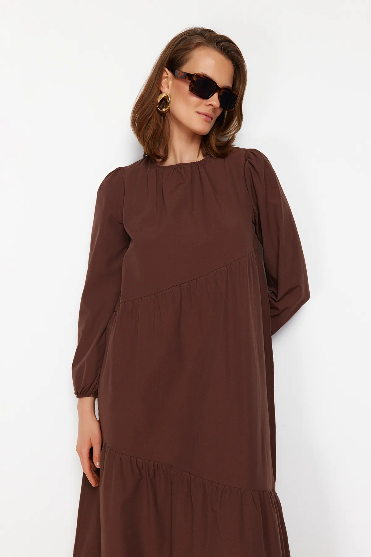 Trendyol Modest  Braunes, gerafftes Popeline-Gewebekleid mit Rundhalsausschnitt TCTSS21EL3470