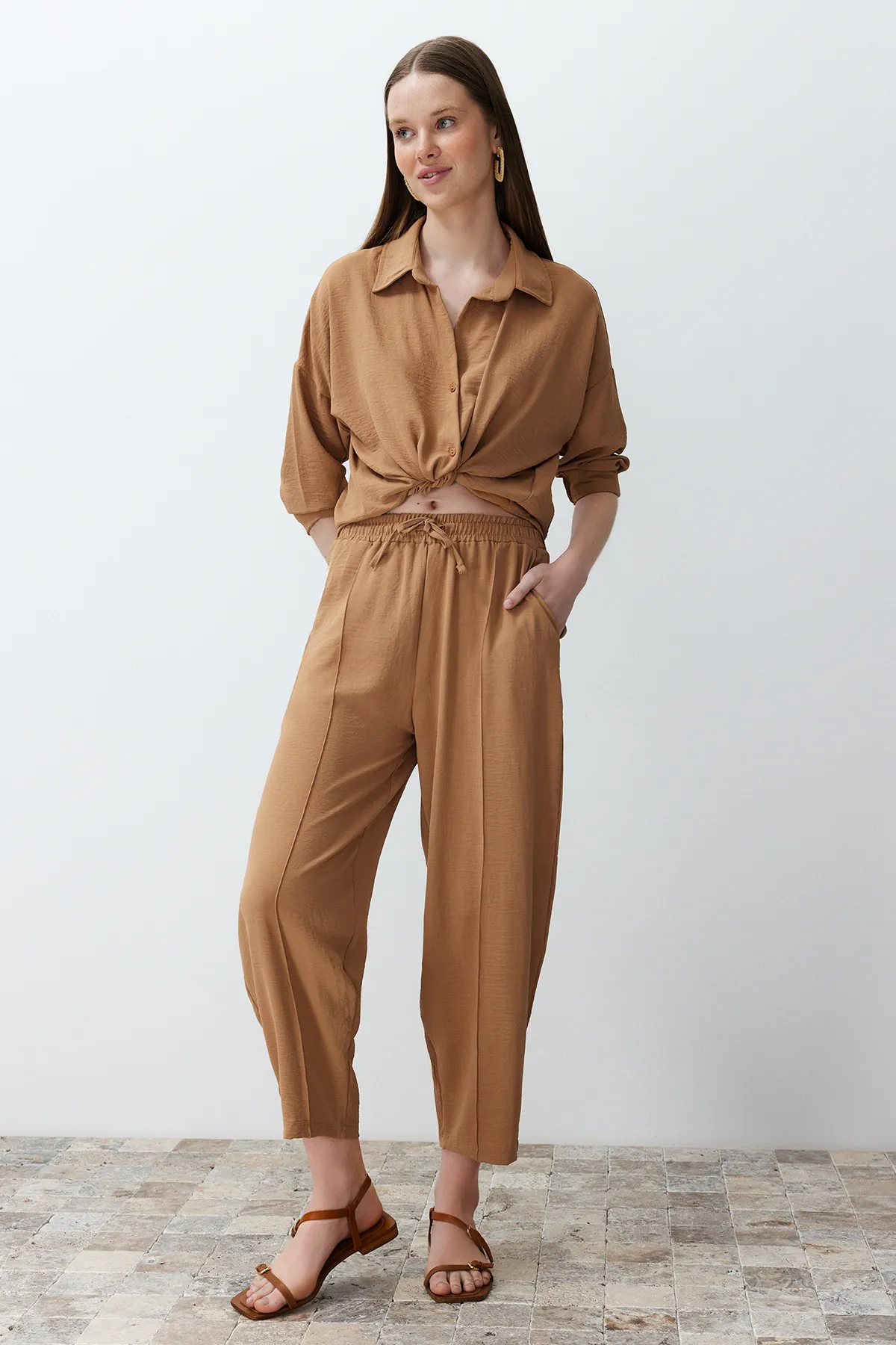 Trendyol Collection  Kamel Hemdhose Aerobin Woven Bottom&Top Bottom-Top Set TWOSS24AU00038