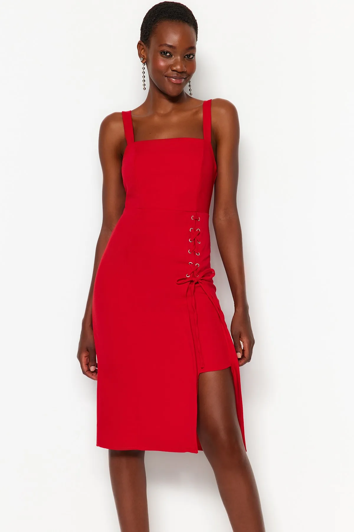 Trendyol Collection  Rotes, körperbetontes Midi-Webkleid mit Ösen, Schlitz und quadratischem Kragen TWOSS19EL0079