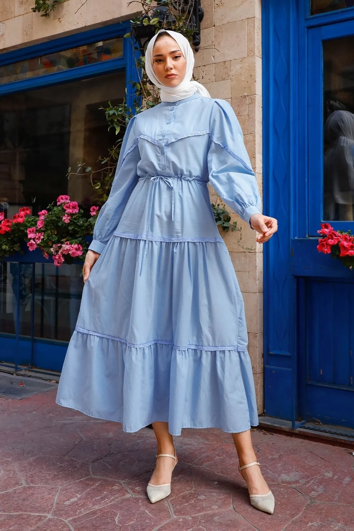 InStyle  Guipure-Detailliertes Hijab-Kleid mit Ballonärmeln – Babyblau