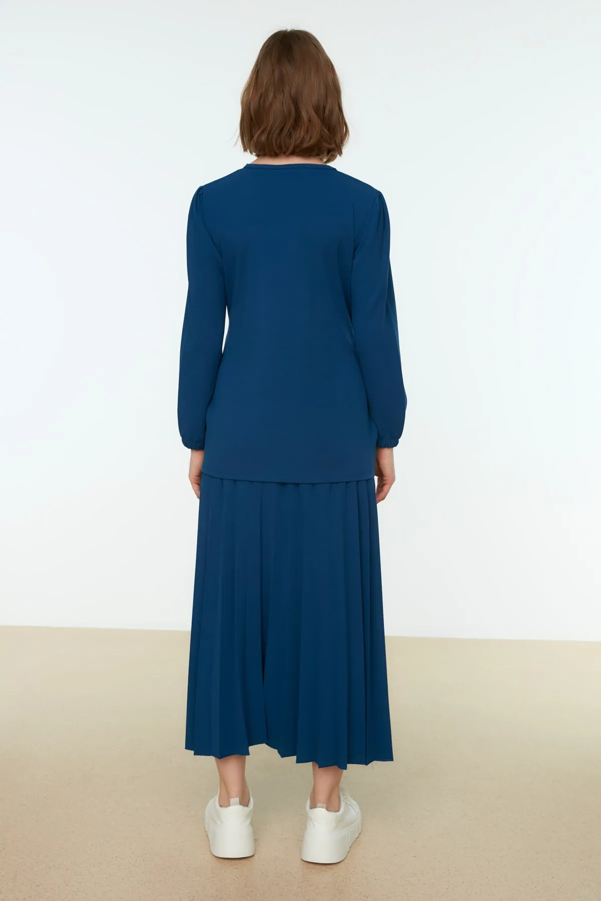Trendyol Modest  Indigoblaues, vorne gebundenes, plissiertes, gewebtes Tunika-Rock-Set TCTSS22US0076