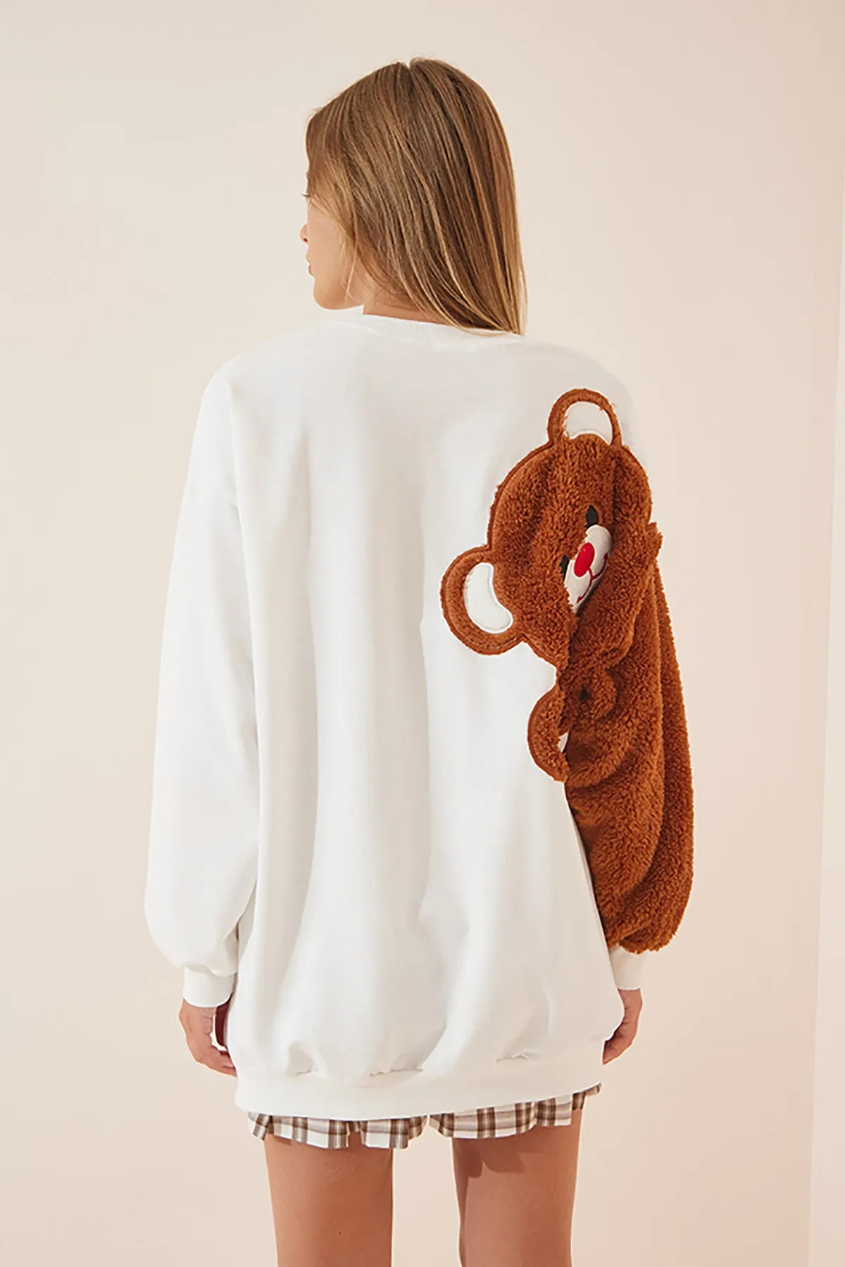 Happiness İstanbul  Weißes, langes Damen-Sweatshirt mit Teddybär-Print AP00165