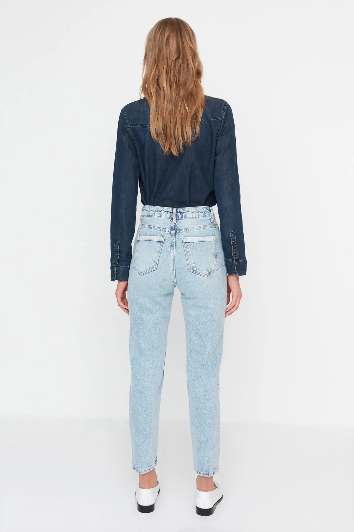 Trendyol Collection  Hellblaue, nachhaltigere Mom-Jeans mit hoher Taille TWOAW23JE00390