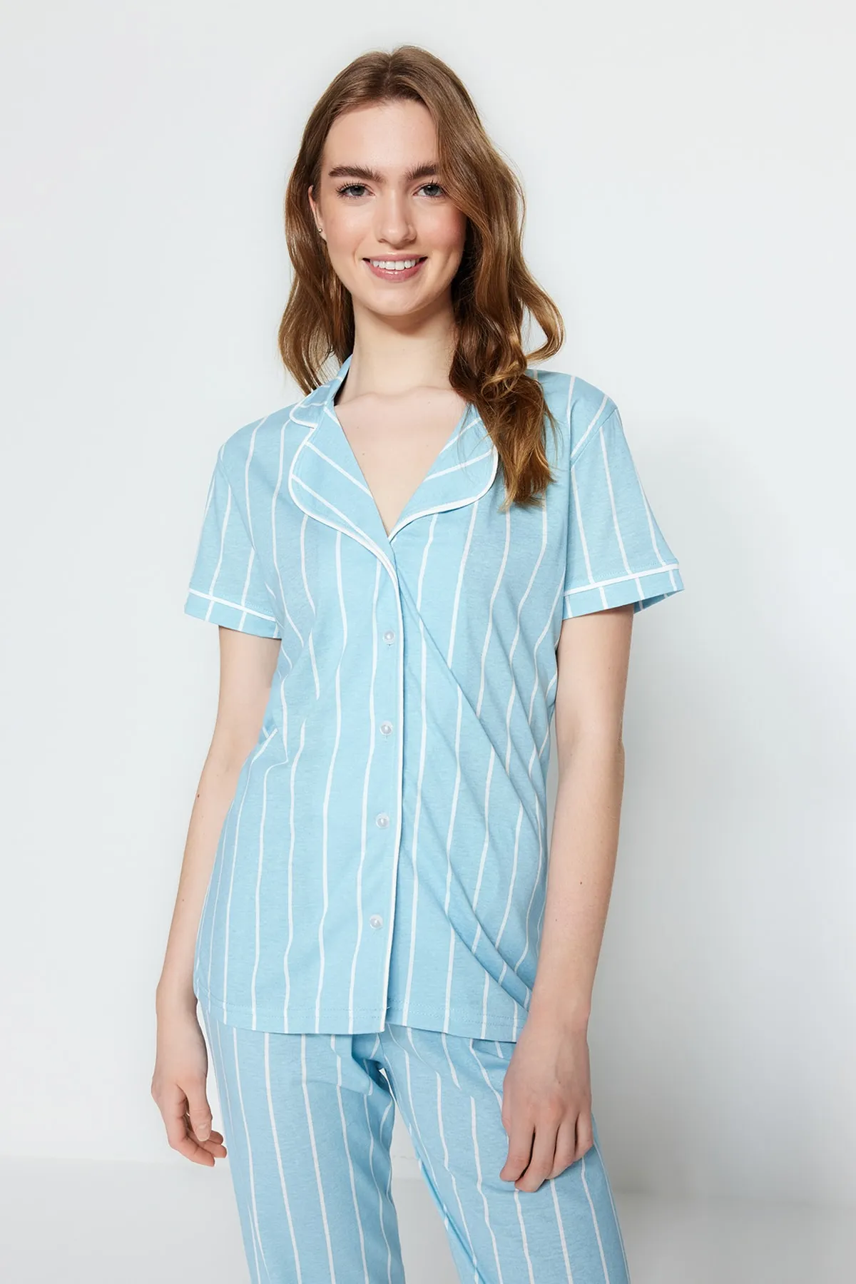Trendyol Collection  Hellblaues Pyjama-Set aus gestrickter Baumwolle mit gestreiften Paspeln und detailliertem Schlafband THMSS21PT1225