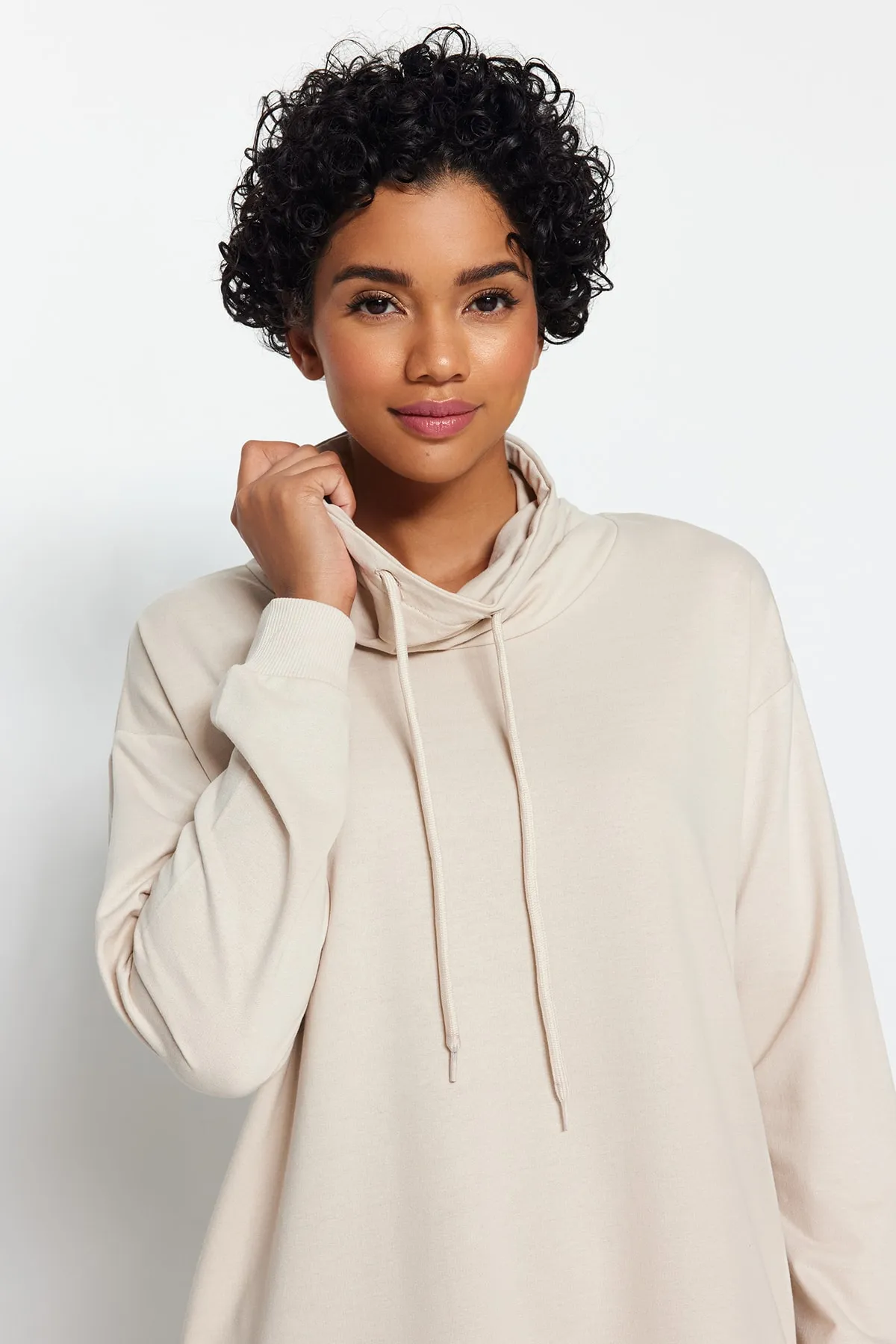 Trendyol Modest  Beiges Maxi-Strickkleid mit Degaje-Kragen und Spitzendetail TCTSS22EB0132