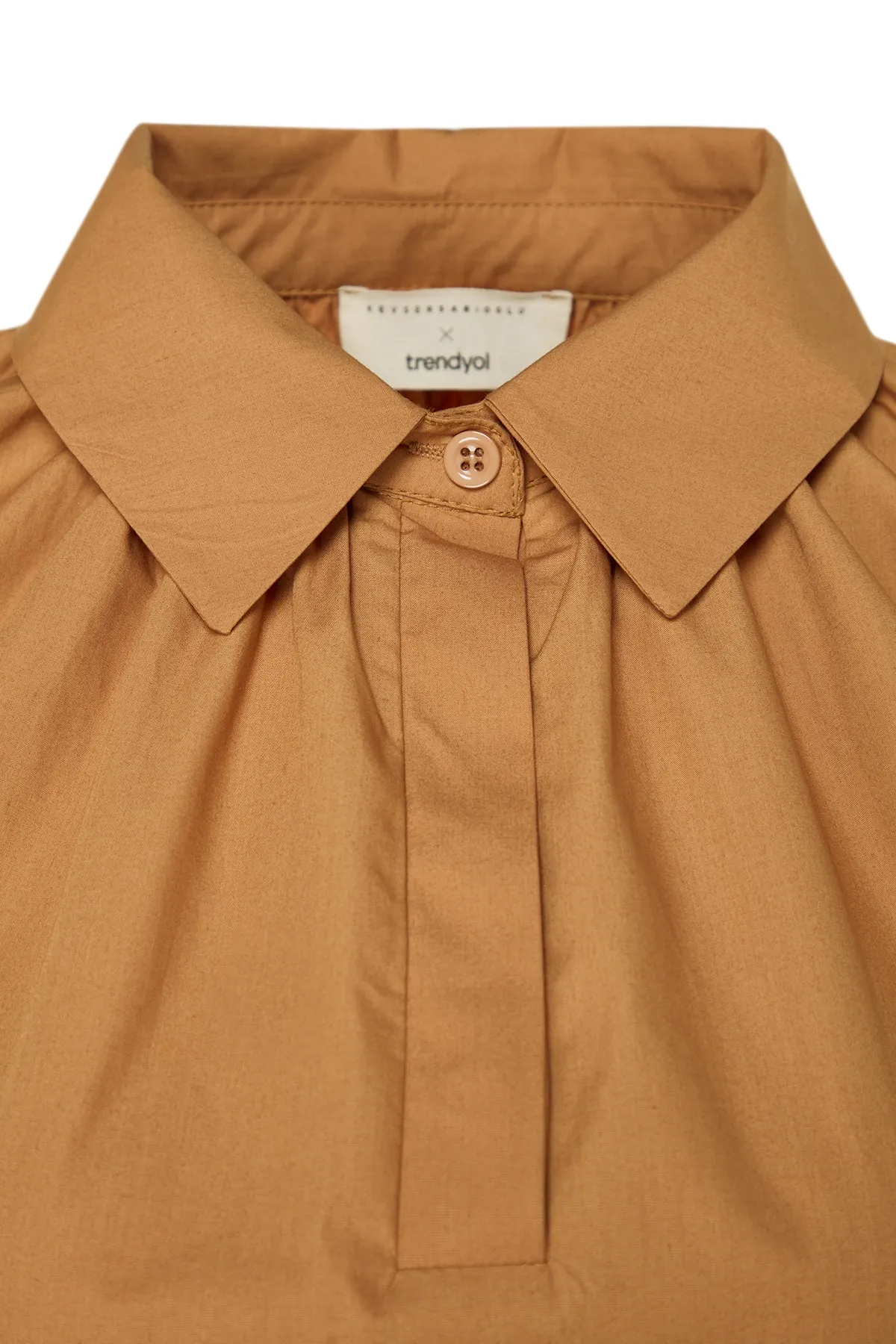 Trendyol Modest  X Kevser Sarıoglu Braune Tunika aus 100 % gewebter Popeline mit halber Knopfleiste und Kordelzug TCLSS23UK00002