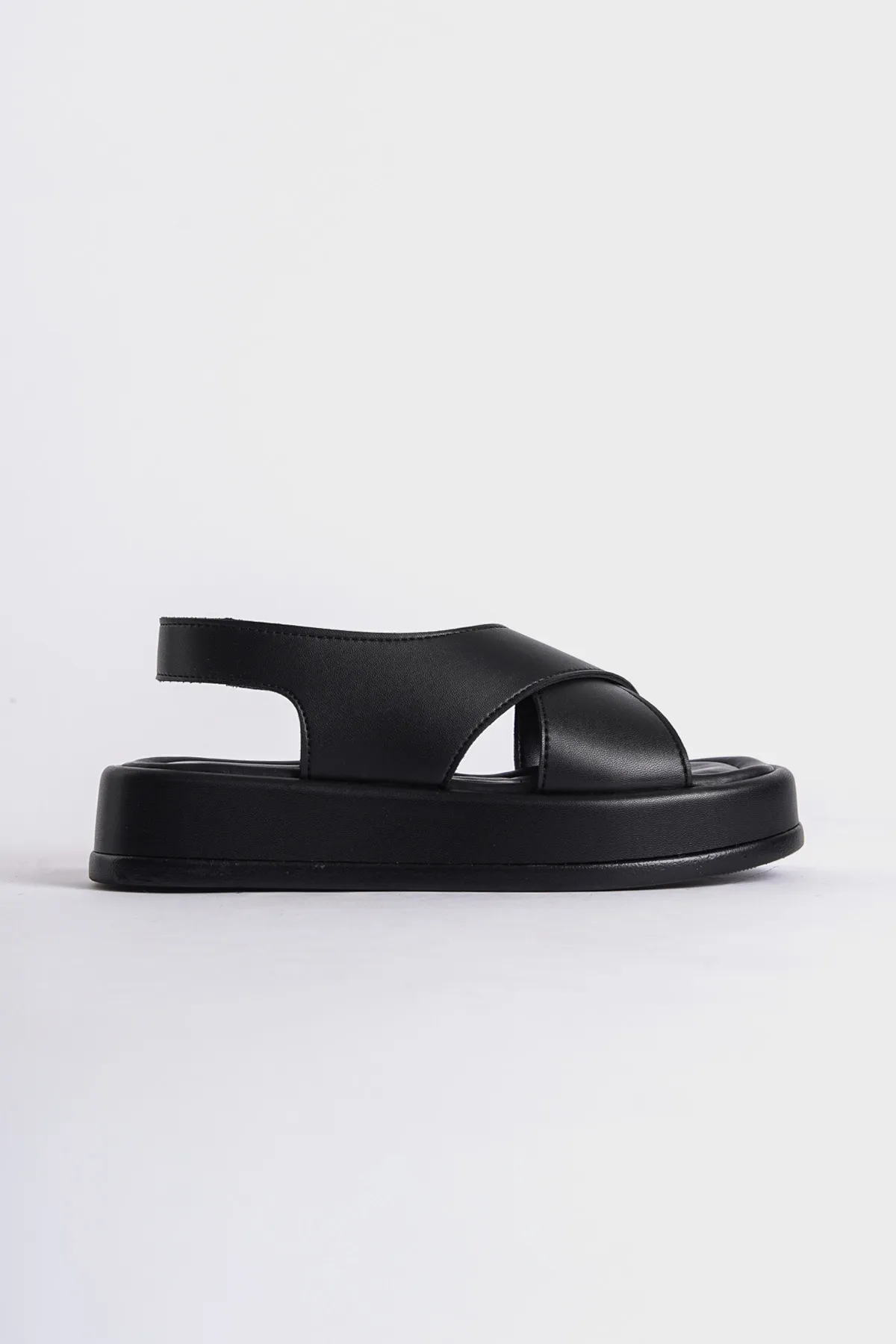 Capone Outfitters  Damensandalen mit Keilabsatz und Kreuzriemen