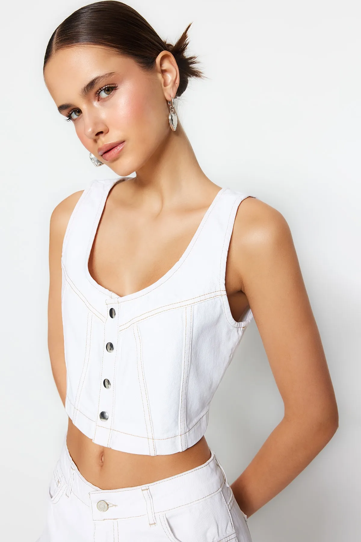 Trendyol Collection  Weißes Jeans-Bustier in limitierter Auflage mit Nieten-Detail TWOSS23BS00015