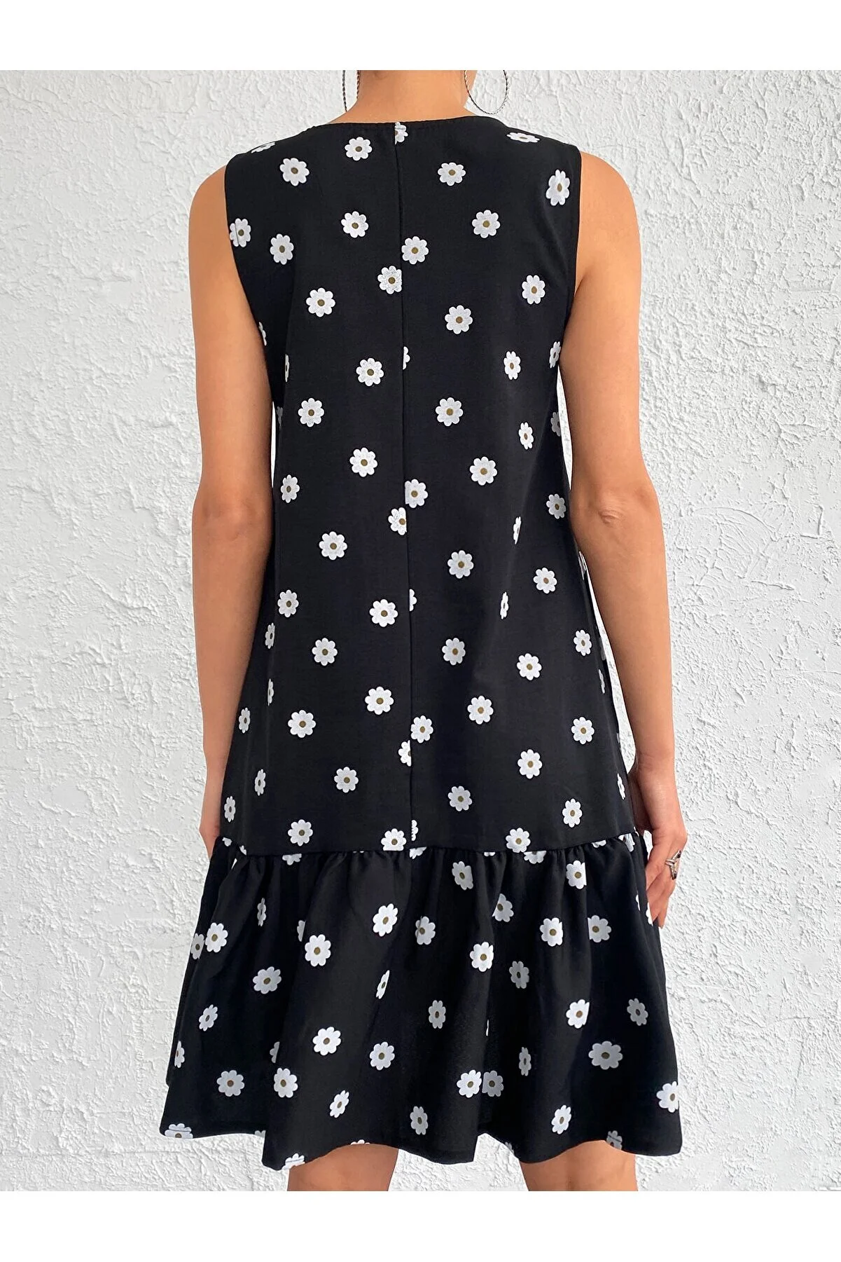 armonika  Schwarzes, ärmelloses Rock-Rüschenkleid mit Gänseblümchenmuster für Damen ARM-22Y001123