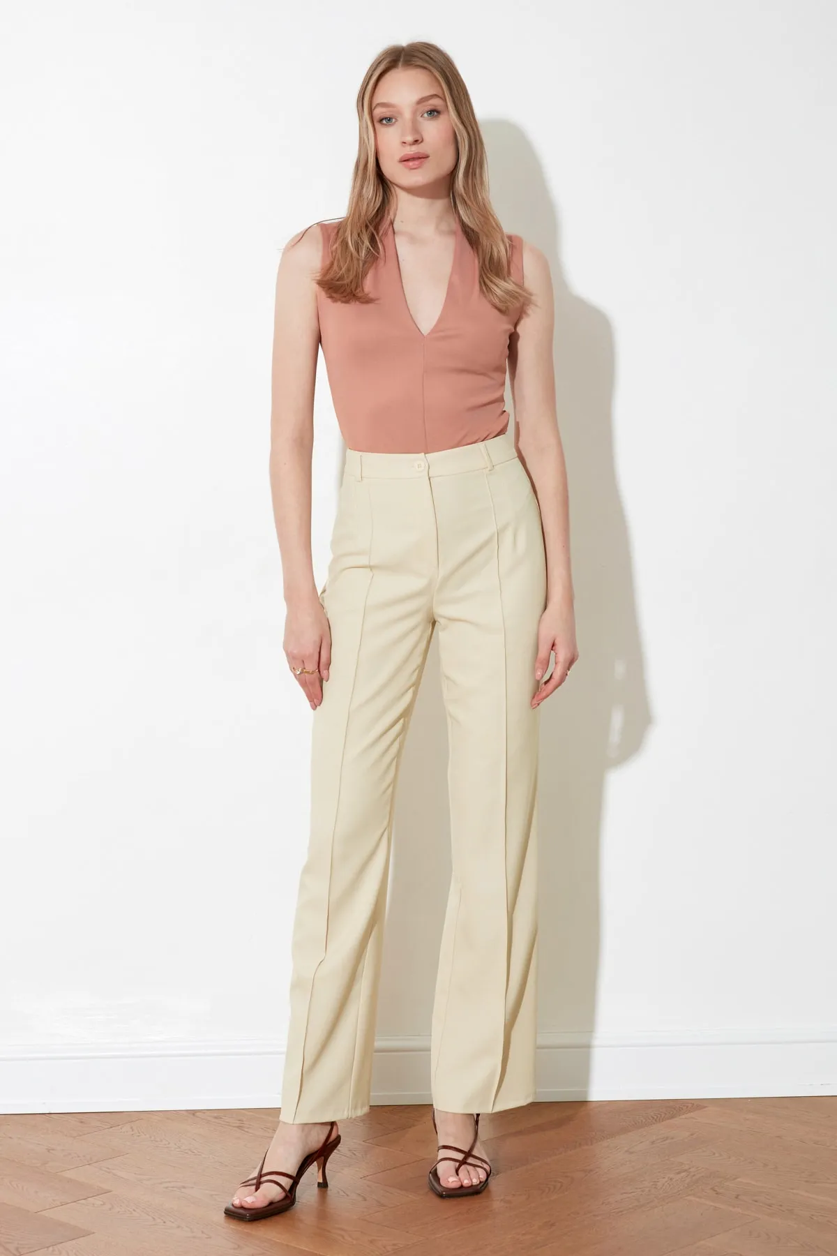 Trendyol Collection  Beigefarbene, gerade, gerippte, genähte Webhose mit hoher Taille TWOSS21PL0093