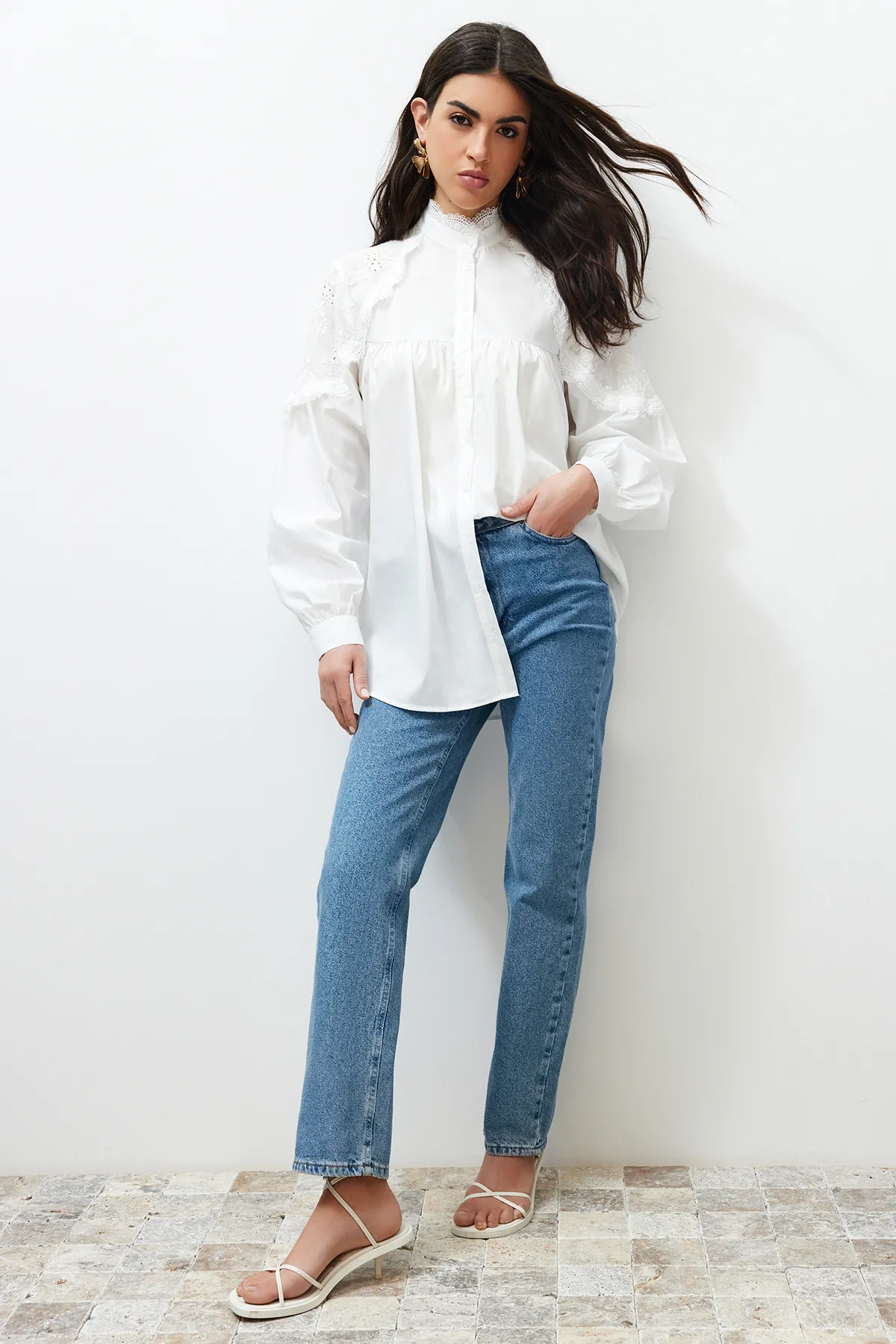 Trendyol Modest  Ecrufarbenes, besticktes Hemd aus gewebter Baumwolle TCTSS24TG00026