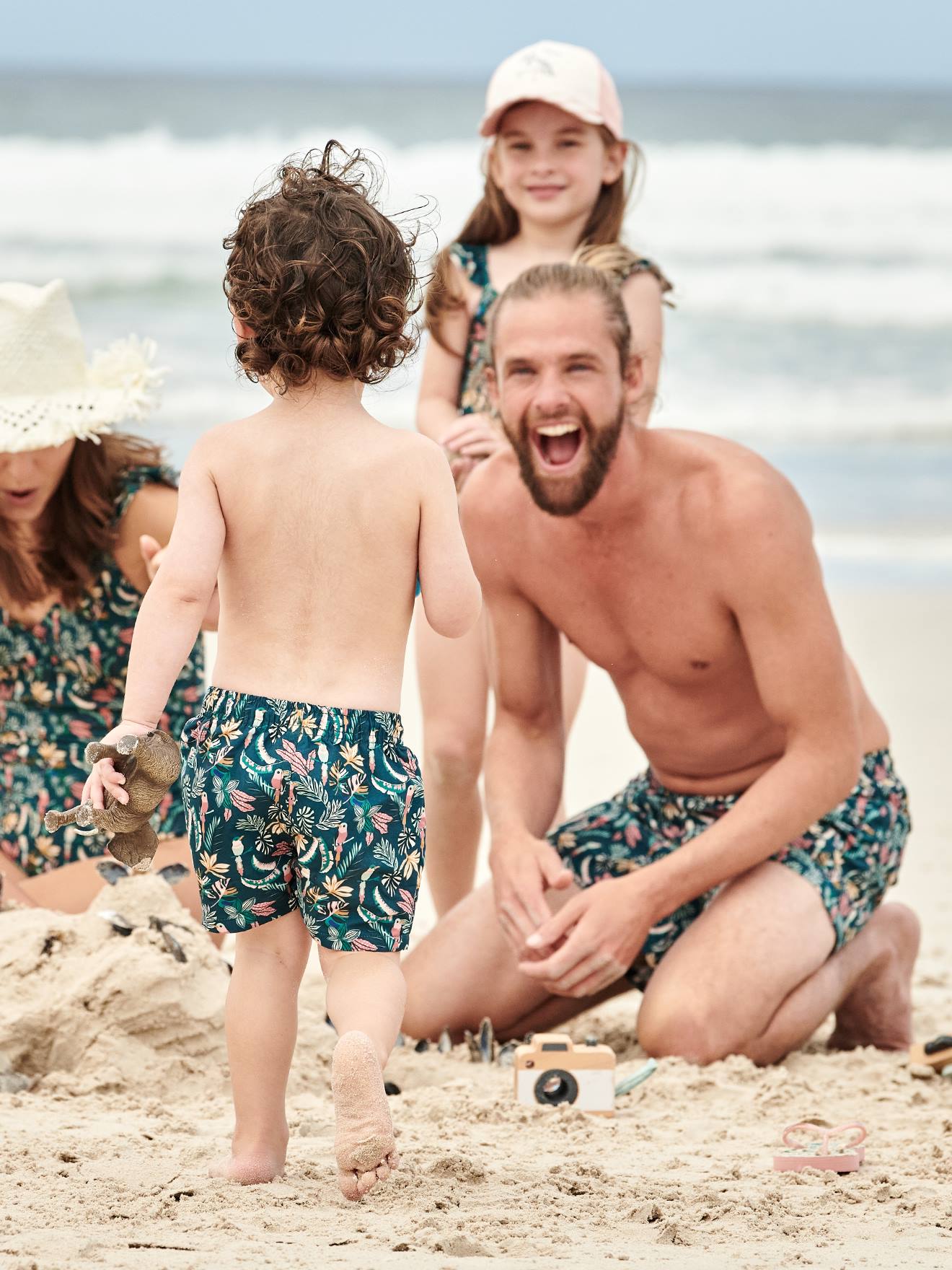 Vertbaudet Jungen Baby Badeshorts, Capsule Collection JUNGLE Oeko-Tex - dunkelgrün bedruckt