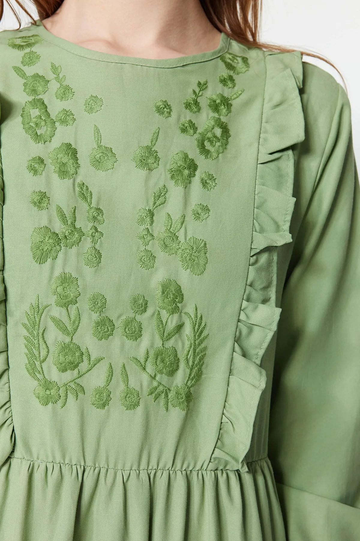 Trendyol Modest  Khakifarbenes, besticktes Webkleid mit Rüschendetail TCTSS22EB0004