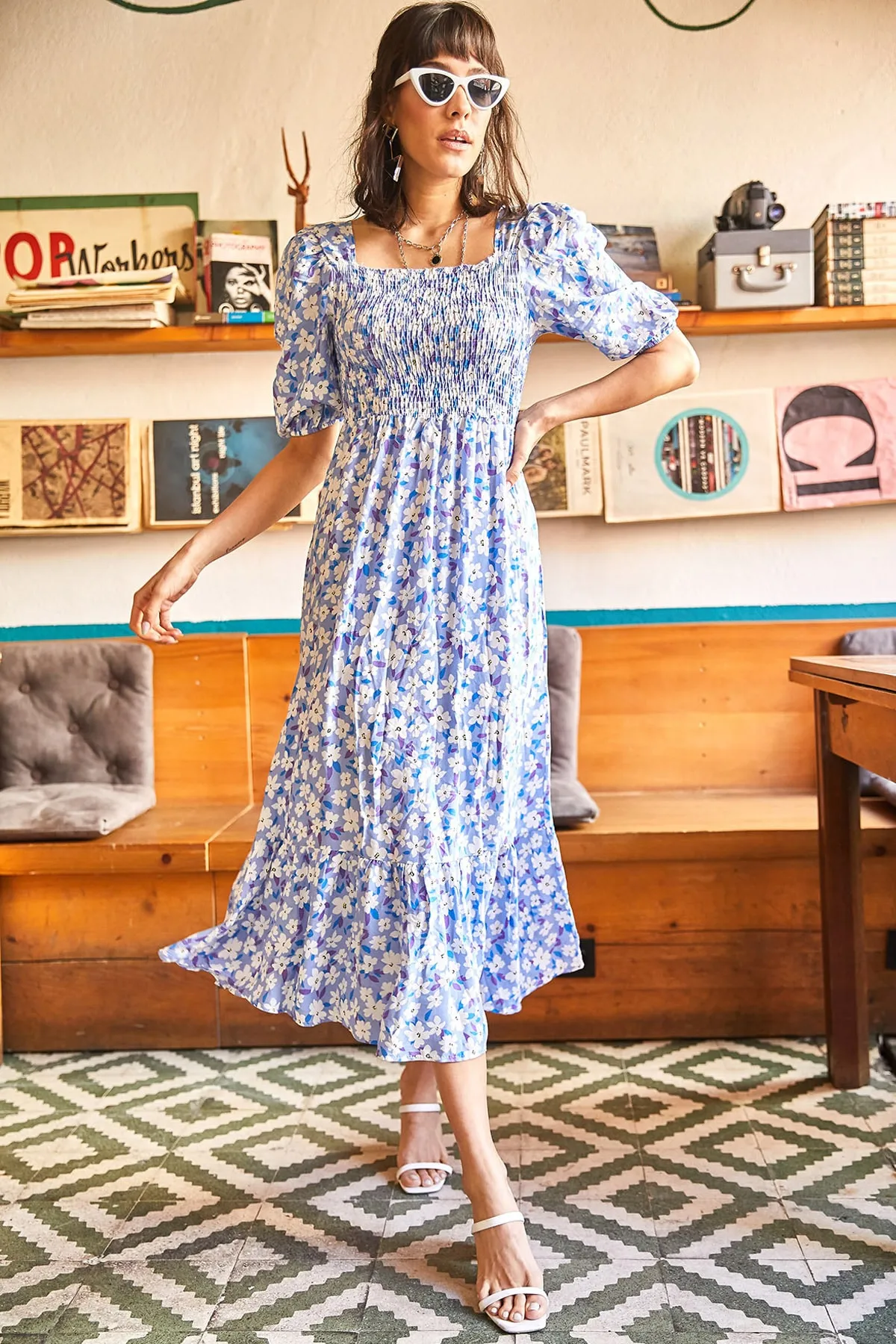 Olalook  Damenkleid aus gewebter Viskose in Blau und Weiß mit Blumenmuster ELB-19001483