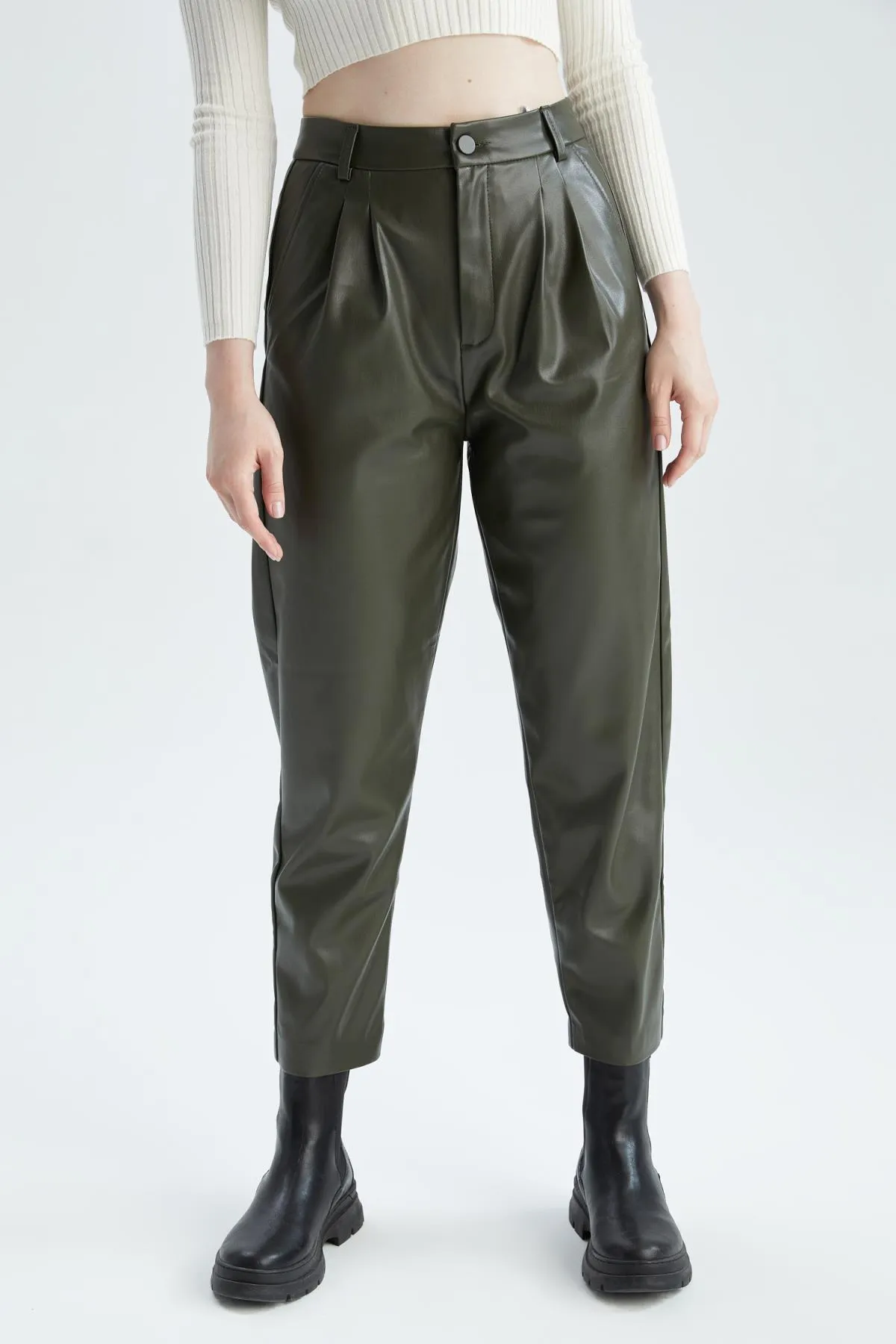 DeFacto  Karottenhose aus Kunstleder mit Taschen und Taschen