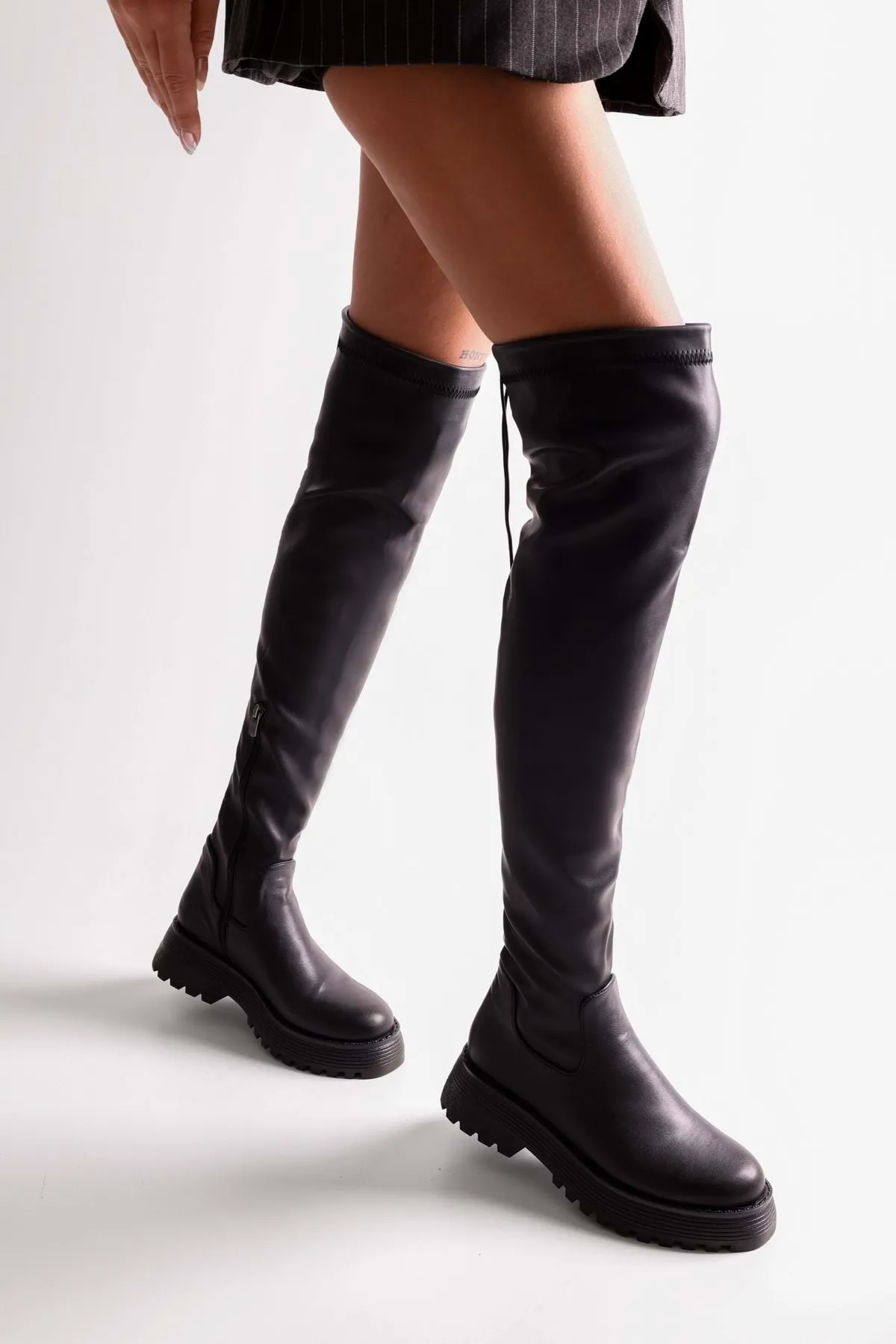 Shoeberry  Damen-Stiefel „Margot“ in Schwarz mit dicker Sohle und langen elastischen Stretch-Stiefeln in schwarzer Haut