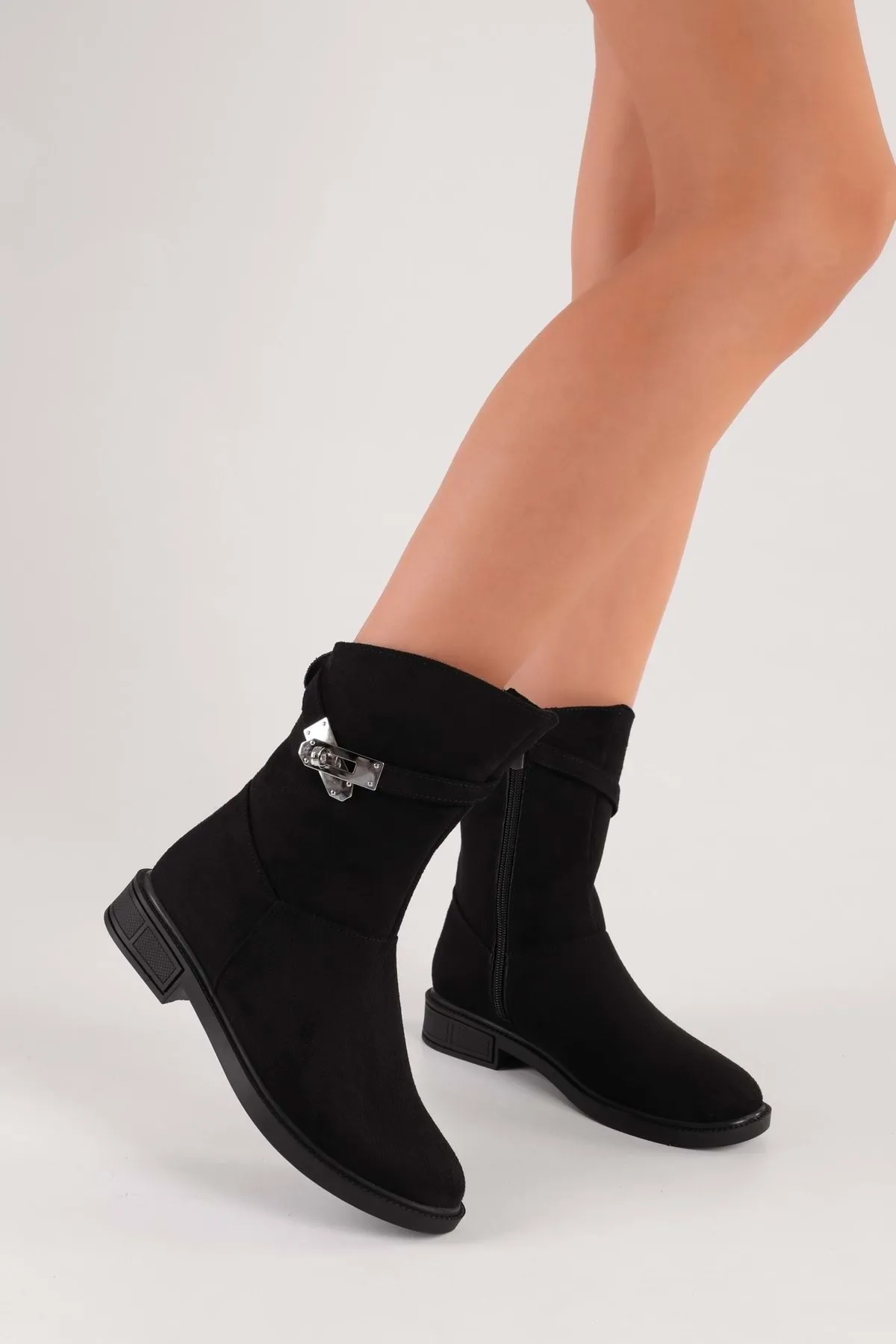 Shoeberry  Damen-Stiefel Mayslie aus schwarzem Wildleder mit flachem Absatz und Schnalle aus schwarzem Wildleder