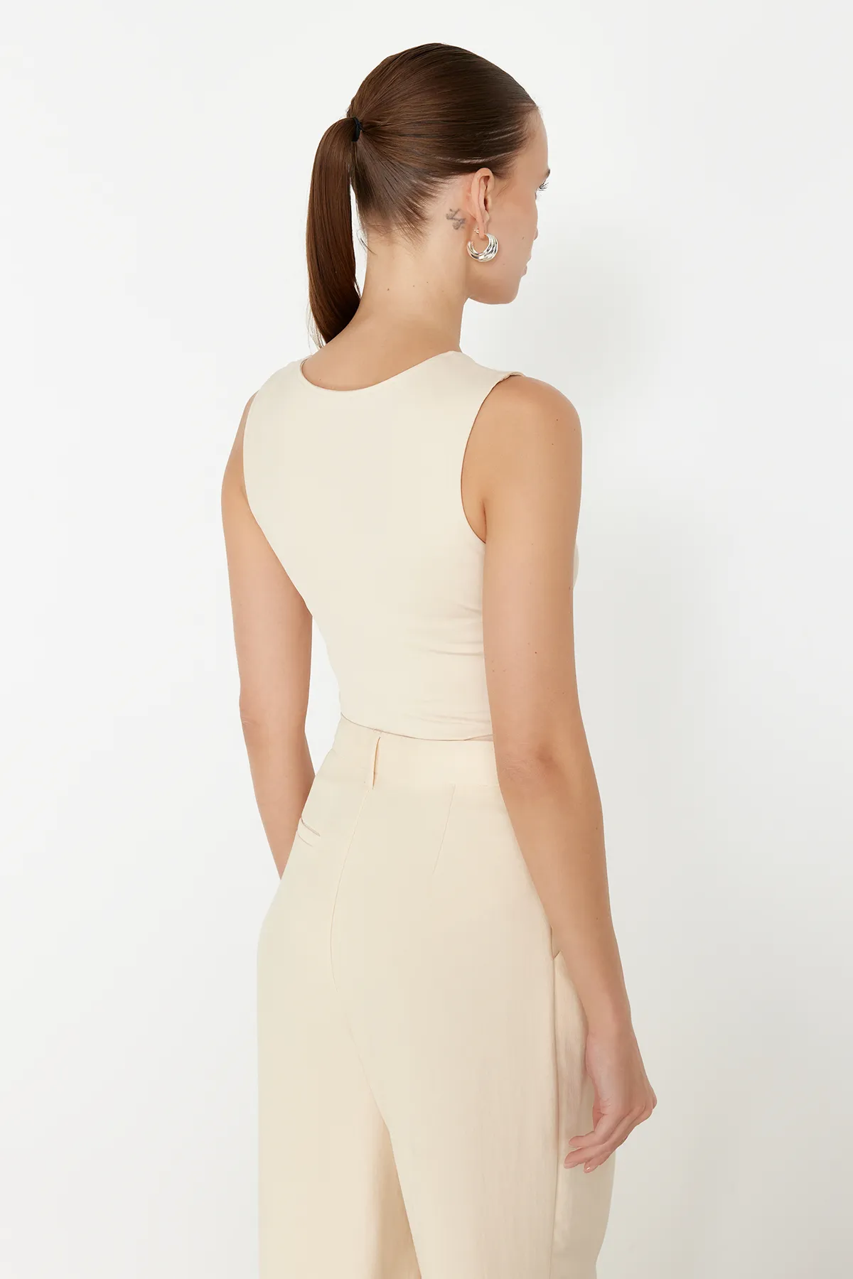Trendyol Collection  Steinfarbener, taillierter/körperbetonter Strickbody mit Gürteldetail, flexiblem Druckknopfverschluss TWOSS24BD00080