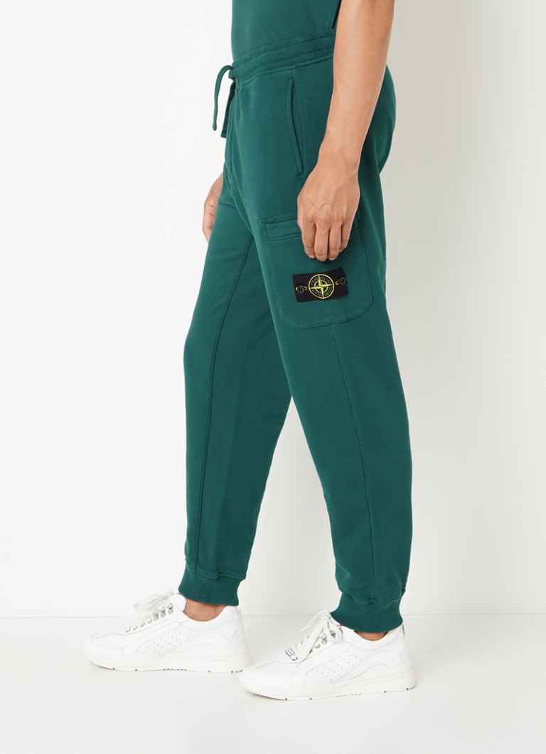 Stone Island 62620 sašaurinātas sporta bikses ar sānu kabatām un logotipu