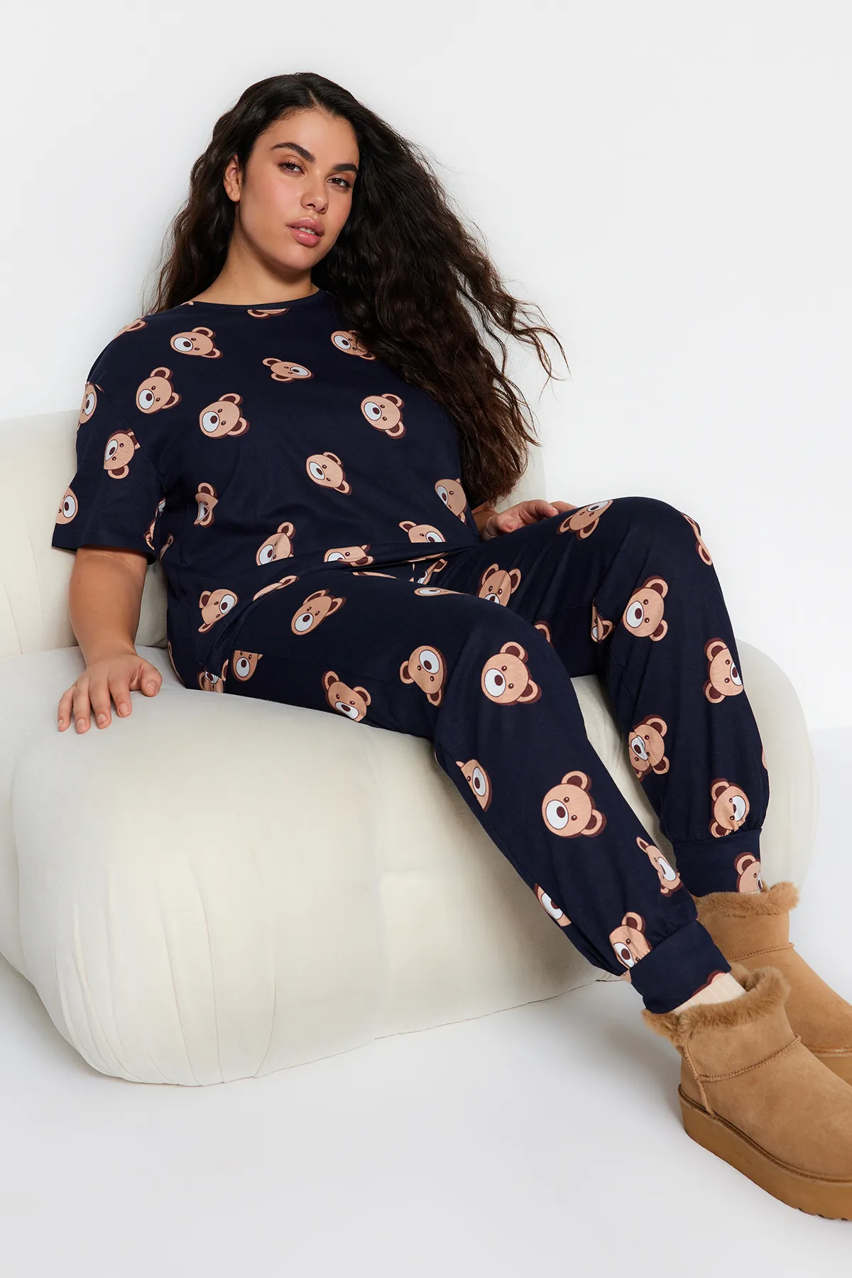 Trendyol Curve  Marineblaues Pyjama-Set aus Strick mit Teddybär-Muster TBBAW23AI00039