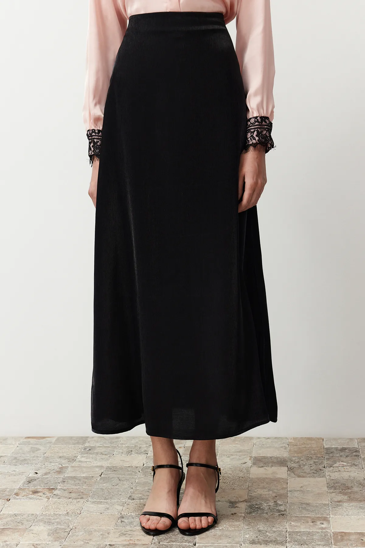Trendyol Modest  Schwarzer ungefütterter Rock aus gewebtem Satin TCTSS24EE00017